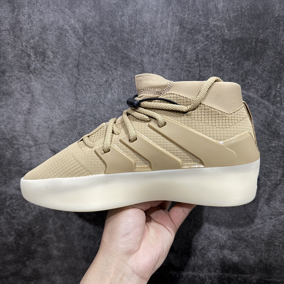 图片[2]-【纯原版】 Fear of God Athletics x Adidas Basketball FOG联名高帮篮球鞋 IE6177n年度大戏 匠心打造 开发时长超过半年 独家私模百万磨具冲刀加持 广硕原厂全套原纸板楦头开发 原厂特供皮料加持 确保原汁原味 Jerry Lorenzo备受期待的Fear of God Athletics I Basketball系列首发推出 恰如其分地命名为\”The One\”终于首次亮相 此次发布的焦点是迷人的 Carbon 碳黑配色 无缝融合了时尚和运动领域 为了体现Fear of God的独特风格 I Basketball通过时尚的低帮和独特的半透明橡胶外底展示其身份 同时以优质针织鞋面搭配氯丁橡胶鞋领和脚踝松紧绳 提升舒适度和灵活性 外搭TPU薄膜覆面 搭配Lightstrike中底 缔造顶级舒适度 该设计融入了标志性元素 如3条纹模鞋侧支撑 灵感来自Adidas三道杆 其他细节包括鞋头上的浮雕Adidas标志和鞋跟上的黑条 带有Fear of God标志SIZE：36 36.5 37.5 38 38.5 39 40 40.5 41 42 42.5 43 44 44.5 45 46 47 编码：LDS460480-鞋库