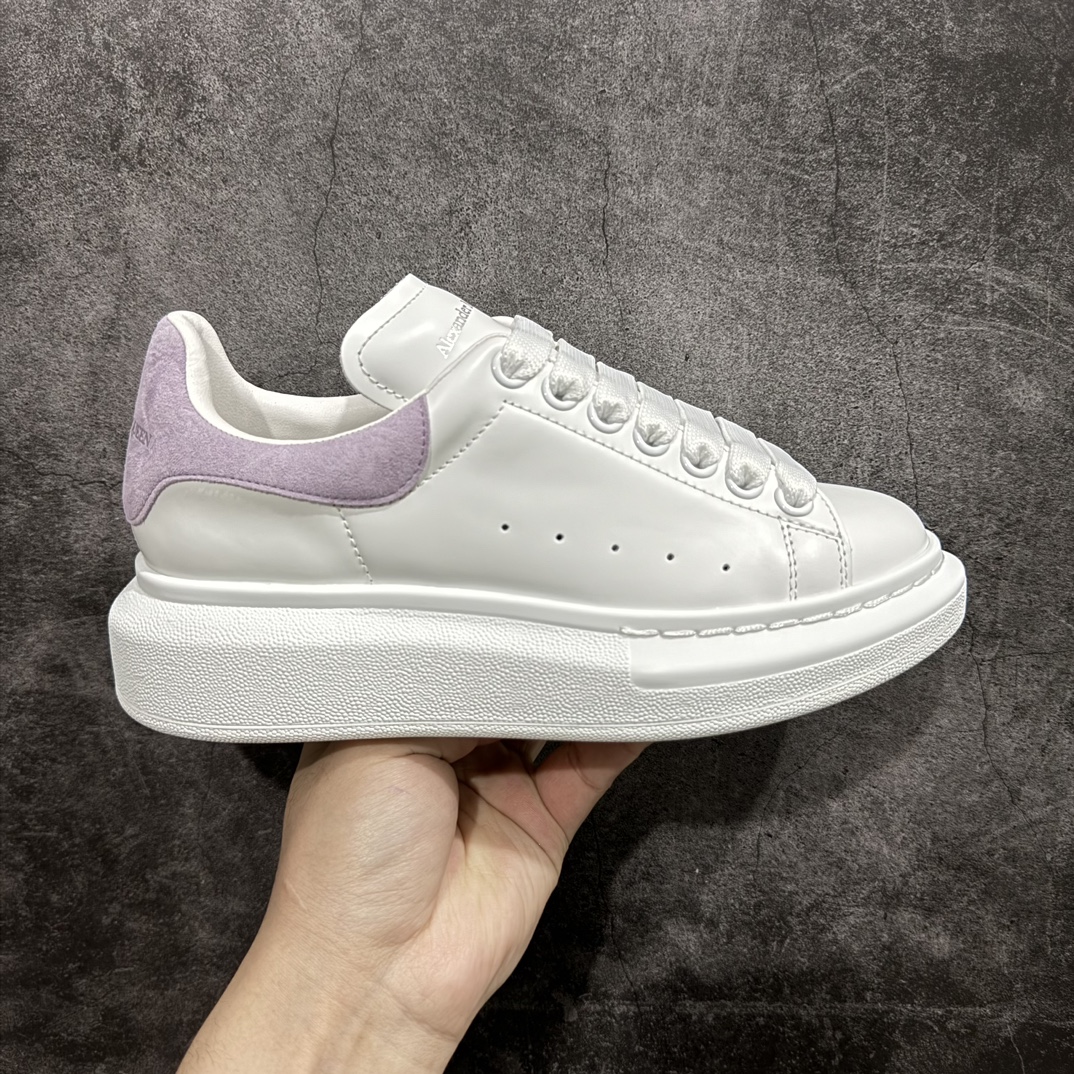【顶级特价版】长期补货,亚历山大 Alexander McQueen 麦昆小白鞋 全套专柜包装物及配件(附送快递加固牛皮纸盒) 外盒标嵌入核心防伪芯片装置,秒杀市面文案版本 鞋底支持NFC原码独立扫描 采用丝绸硬质头层小牛皮鞋面材质 内外超软小羊皮贴脚透气及超软PU脚感乳胶物料鞋 外置原抽真空高密度增高底 白色光滑牛皮革系带运动鞋,圆头设计,鞋跟点缀黑色绒面革细节。搭配宽扁鞋带,鞋舌和后帮饰有 Alexander McQueen 品牌标志。阔型橡胶鞋底。运动鞋另配一副白色鞋带材料 100% 小牛皮 所有细节与原版一致 尺码:35 36 37 38 39 40 41 42 43 44 45-选品中心