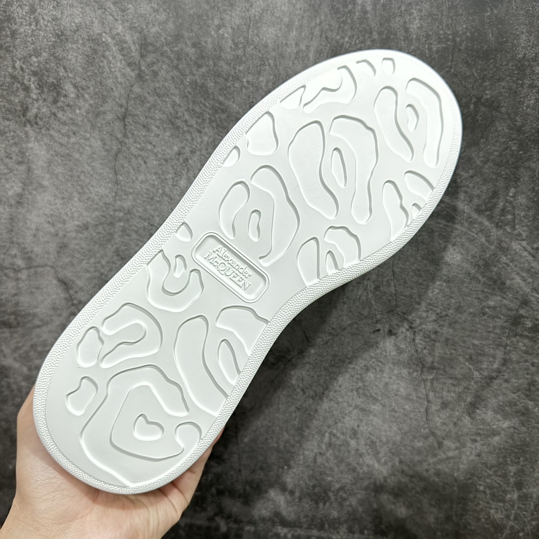 图片[9]-【顶级特价版】长期补货，亚历山大 Alexander McQueen 麦昆小白鞋 全套专柜包装物及配件(附送快递加固牛皮纸盒) 外盒标嵌入核心防伪芯片装置,秒杀市面文案版本 鞋底支持NFC原码独立扫描 采用丝绸硬质头层小牛皮鞋面材质 内外超软小羊皮贴脚透气及超软PU脚感乳胶物料鞋 外置原抽真空高密度增高底 白色光滑牛皮革系带运动鞋，圆头设计，鞋跟点缀黑色绒面革细节。搭配宽扁鞋带，鞋舌和后帮饰有 Alexander McQueen 品牌标志。阔型橡胶鞋底。运动鞋另配一副白色鞋带材料 100% 小牛皮 所有细节与原版一致 尺码：35 36 37 38 39 40 41 42 43 44 45-选品中心