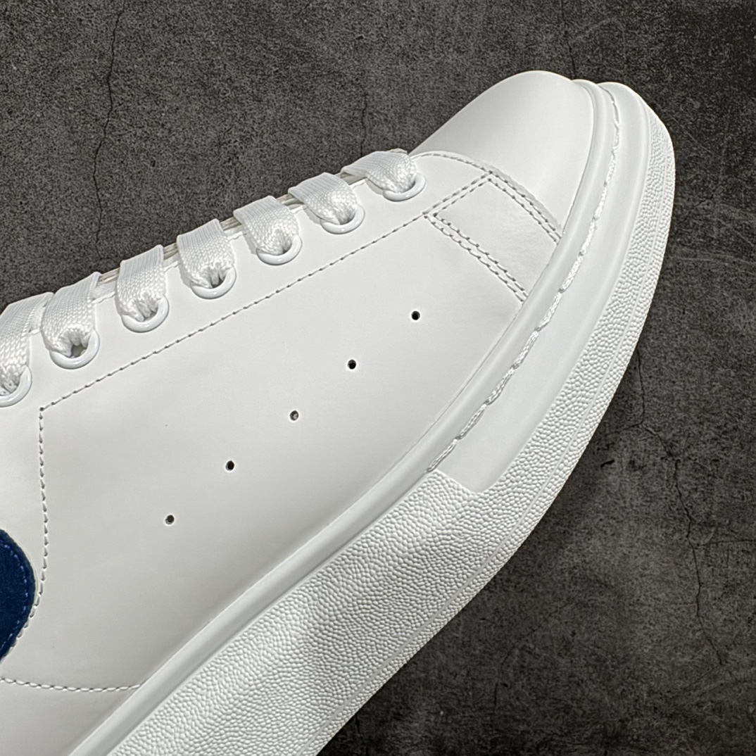 图片[6]-【顶级特价版】长期补货，亚历山大 Alexander McQueen 麦昆小白鞋 全套专柜包装物及配件(附送快递加固牛皮纸盒) 外盒标嵌入核心防伪芯片装置,秒杀市面文案版本 鞋底支持NFC原码独立扫描 采用丝绸硬质头层小牛皮鞋面材质 内外超软小羊皮贴脚透气及超软PU脚感乳胶物料鞋 外置原抽真空高密度增高底 白色光滑牛皮革系带运动鞋，圆头设计，鞋跟点缀黑色绒面革细节。搭配宽扁鞋带，鞋舌和后帮饰有 Alexander McQueen 品牌标志。阔型橡胶鞋底。运动鞋另配一副白色鞋带材料 100% 小牛皮 所有细节与原版一致 尺码：35 36 37 38 39 40 41 42 43 44 45-选品中心