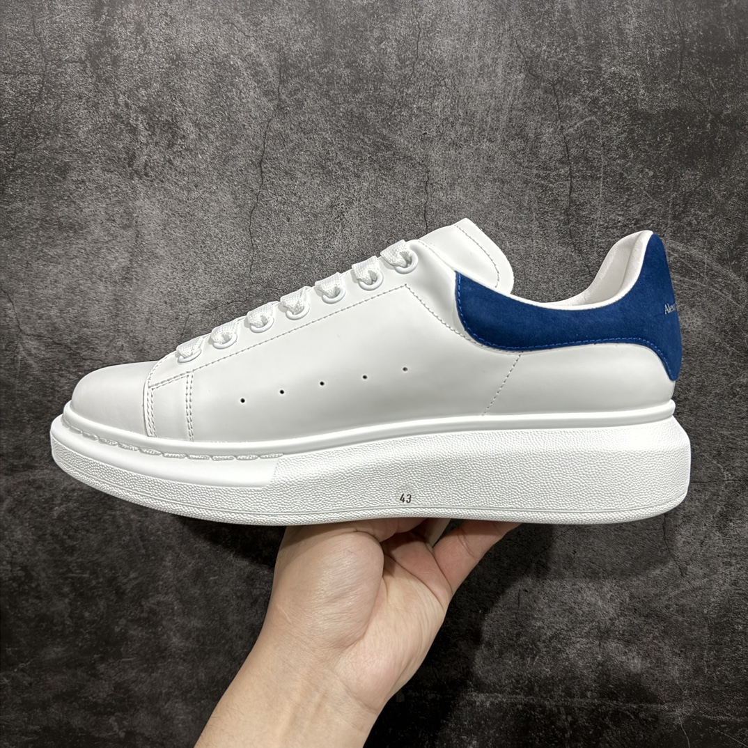 图片[2]-【顶级特价版】长期补货，亚历山大 Alexander McQueen 麦昆小白鞋 全套专柜包装物及配件(附送快递加固牛皮纸盒) 外盒标嵌入核心防伪芯片装置,秒杀市面文案版本 鞋底支持NFC原码独立扫描 采用丝绸硬质头层小牛皮鞋面材质 内外超软小羊皮贴脚透气及超软PU脚感乳胶物料鞋 外置原抽真空高密度增高底 白色光滑牛皮革系带运动鞋，圆头设计，鞋跟点缀黑色绒面革细节。搭配宽扁鞋带，鞋舌和后帮饰有 Alexander McQueen 品牌标志。阔型橡胶鞋底。运动鞋另配一副白色鞋带材料 100% 小牛皮 所有细节与原版一致 尺码：35 36 37 38 39 40 41 42 43 44 45-选品中心