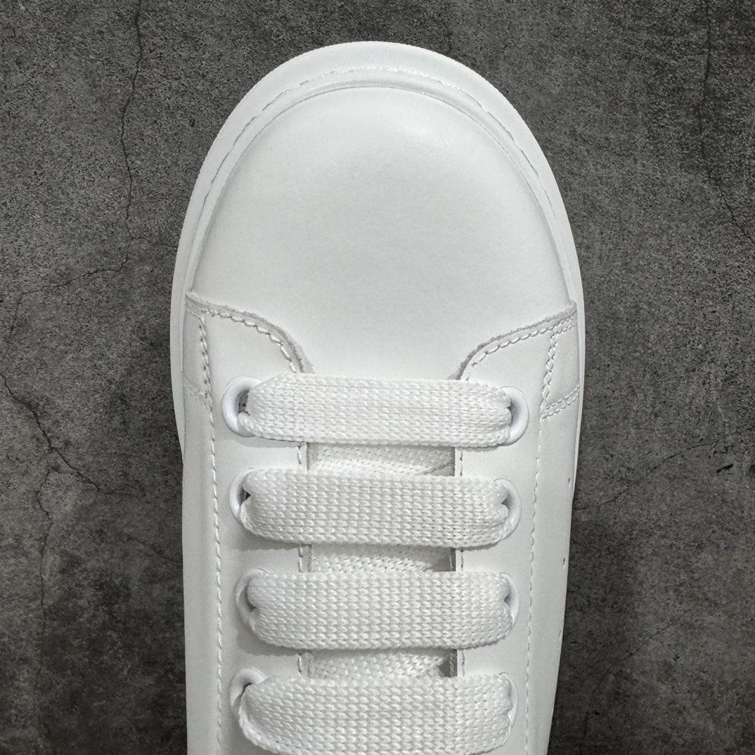 图片[5]-【顶级特价版】长期补货，亚历山大 Alexander McQueen 麦昆小白鞋 全套专柜包装物及配件(附送快递加固牛皮纸盒) 外盒标嵌入核心防伪芯片装置,秒杀市面文案版本 鞋底支持NFC原码独立扫描 采用丝绸硬质头层小牛皮鞋面材质 内外超软小羊皮贴脚透气及超软PU脚感乳胶物料鞋 外置原抽真空高密度增高底 白色光滑牛皮革系带运动鞋，圆头设计，鞋跟点缀黑色绒面革细节。搭配宽扁鞋带，鞋舌和后帮饰有 Alexander McQueen 品牌标志。阔型橡胶鞋底。运动鞋另配一副白色鞋带材料 100% 小牛皮 所有细节与原版一致 尺码：35 36 37 38 39 40 41 42 43 44 45-选品中心