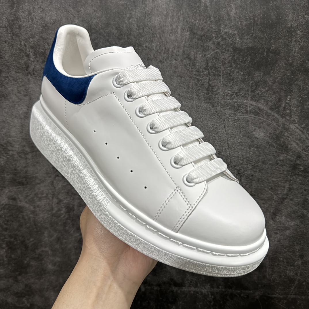 图片[3]-【顶级特价版】长期补货，亚历山大 Alexander McQueen 麦昆小白鞋 全套专柜包装物及配件(附送快递加固牛皮纸盒) 外盒标嵌入核心防伪芯片装置,秒杀市面文案版本 鞋底支持NFC原码独立扫描 采用丝绸硬质头层小牛皮鞋面材质 内外超软小羊皮贴脚透气及超软PU脚感乳胶物料鞋 外置原抽真空高密度增高底 白色光滑牛皮革系带运动鞋，圆头设计，鞋跟点缀黑色绒面革细节。搭配宽扁鞋带，鞋舌和后帮饰有 Alexander McQueen 品牌标志。阔型橡胶鞋底。运动鞋另配一副白色鞋带材料 100% 小牛皮 所有细节与原版一致 尺码：35 36 37 38 39 40 41 42 43 44 45-选品中心