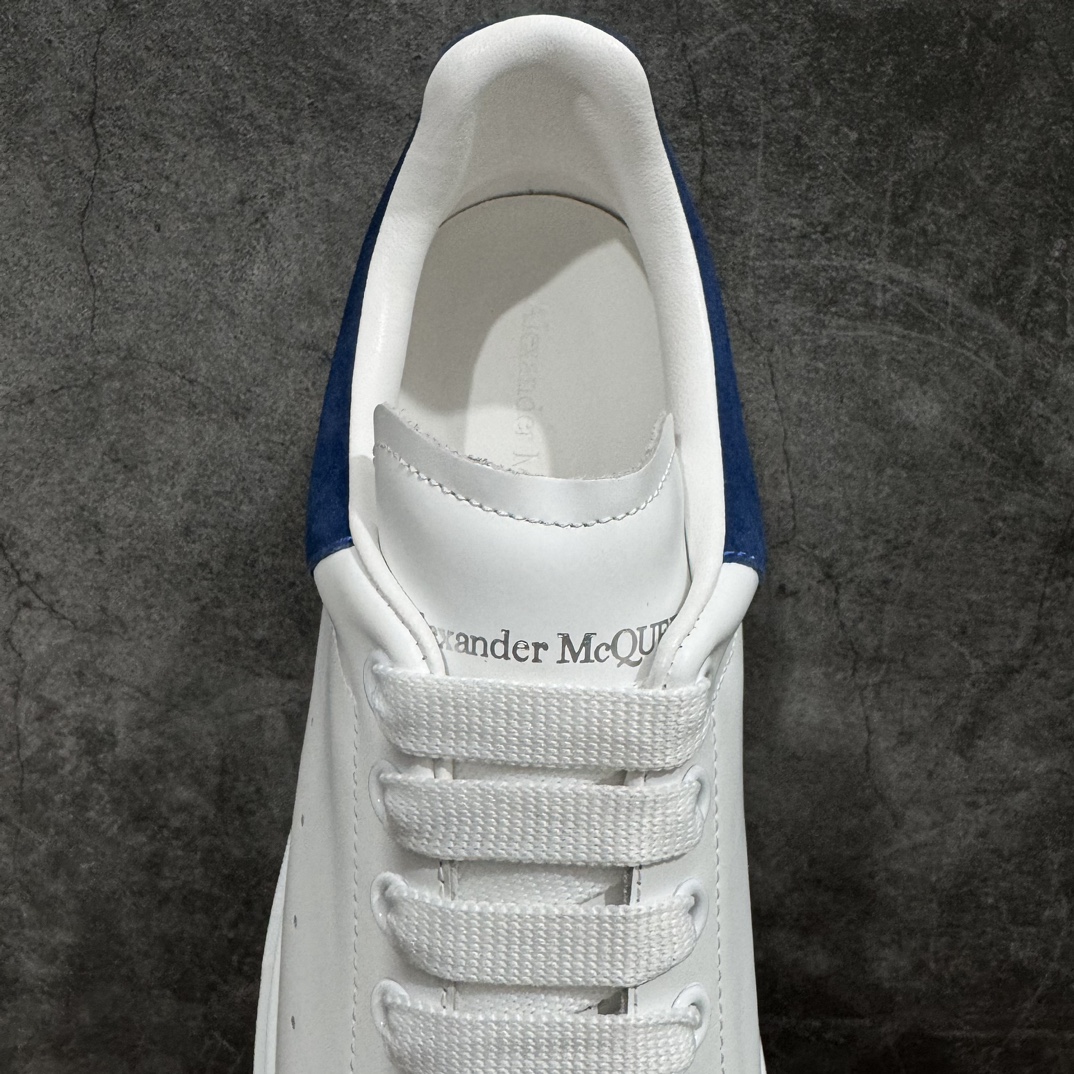 图片[8]-【顶级特价版】长期补货，亚历山大 Alexander McQueen 麦昆小白鞋 全套专柜包装物及配件(附送快递加固牛皮纸盒) 外盒标嵌入核心防伪芯片装置,秒杀市面文案版本 鞋底支持NFC原码独立扫描 采用丝绸硬质头层小牛皮鞋面材质 内外超软小羊皮贴脚透气及超软PU脚感乳胶物料鞋 外置原抽真空高密度增高底 白色光滑牛皮革系带运动鞋，圆头设计，鞋跟点缀黑色绒面革细节。搭配宽扁鞋带，鞋舌和后帮饰有 Alexander McQueen 品牌标志。阔型橡胶鞋底。运动鞋另配一副白色鞋带材料 100% 小牛皮 所有细节与原版一致 尺码：35 36 37 38 39 40 41 42 43 44 45-选品中心
