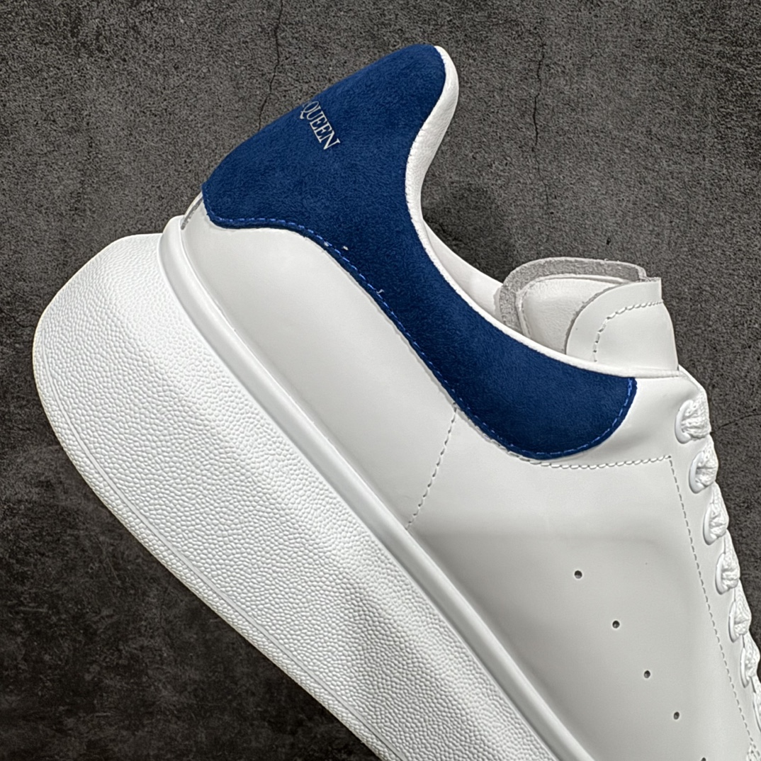 图片[7]-【顶级特价版】长期补货，亚历山大 Alexander McQueen 麦昆小白鞋 全套专柜包装物及配件(附送快递加固牛皮纸盒) 外盒标嵌入核心防伪芯片装置,秒杀市面文案版本 鞋底支持NFC原码独立扫描 采用丝绸硬质头层小牛皮鞋面材质 内外超软小羊皮贴脚透气及超软PU脚感乳胶物料鞋 外置原抽真空高密度增高底 白色光滑牛皮革系带运动鞋，圆头设计，鞋跟点缀黑色绒面革细节。搭配宽扁鞋带，鞋舌和后帮饰有 Alexander McQueen 品牌标志。阔型橡胶鞋底。运动鞋另配一副白色鞋带材料 100% 小牛皮 所有细节与原版一致 尺码：35 36 37 38 39 40 41 42 43 44 45-选品中心