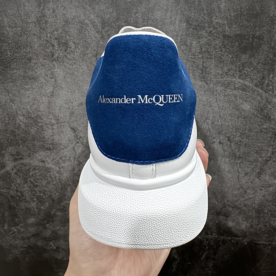 图片[4]-【顶级特价版】长期补货，亚历山大 Alexander McQueen 麦昆小白鞋 全套专柜包装物及配件(附送快递加固牛皮纸盒) 外盒标嵌入核心防伪芯片装置,秒杀市面文案版本 鞋底支持NFC原码独立扫描 采用丝绸硬质头层小牛皮鞋面材质 内外超软小羊皮贴脚透气及超软PU脚感乳胶物料鞋 外置原抽真空高密度增高底 白色光滑牛皮革系带运动鞋，圆头设计，鞋跟点缀黑色绒面革细节。搭配宽扁鞋带，鞋舌和后帮饰有 Alexander McQueen 品牌标志。阔型橡胶鞋底。运动鞋另配一副白色鞋带材料 100% 小牛皮 所有细节与原版一致 尺码：35 36 37 38 39 40 41 42 43 44 45-选品中心