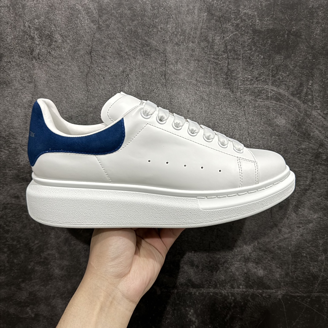 【顶级特价版】长期补货,亚历山大 Alexander McQueen 麦昆小白鞋 全套专柜包装物及配件(附送快递加固牛皮纸盒) 外盒标嵌入核心防伪芯片装置,秒杀市面文案版本 鞋底支持NFC原码独立扫描 采用丝绸硬质头层小牛皮鞋面材质 内外超软小羊皮贴脚透气及超软PU脚感乳胶物料鞋 外置原抽真空高密度增高底 白色光滑牛皮革系带运动鞋,圆头设计,鞋跟点缀黑色绒面革细节。搭配宽扁鞋带,鞋舌和后帮饰有 Alexander McQueen 品牌标志。阔型橡胶鞋底。运动鞋另配一副白色鞋带材料 100% 小牛皮 所有细节与原版一致 尺码:35 36 37 38 39 40 41 42 43 44 45-选品中心