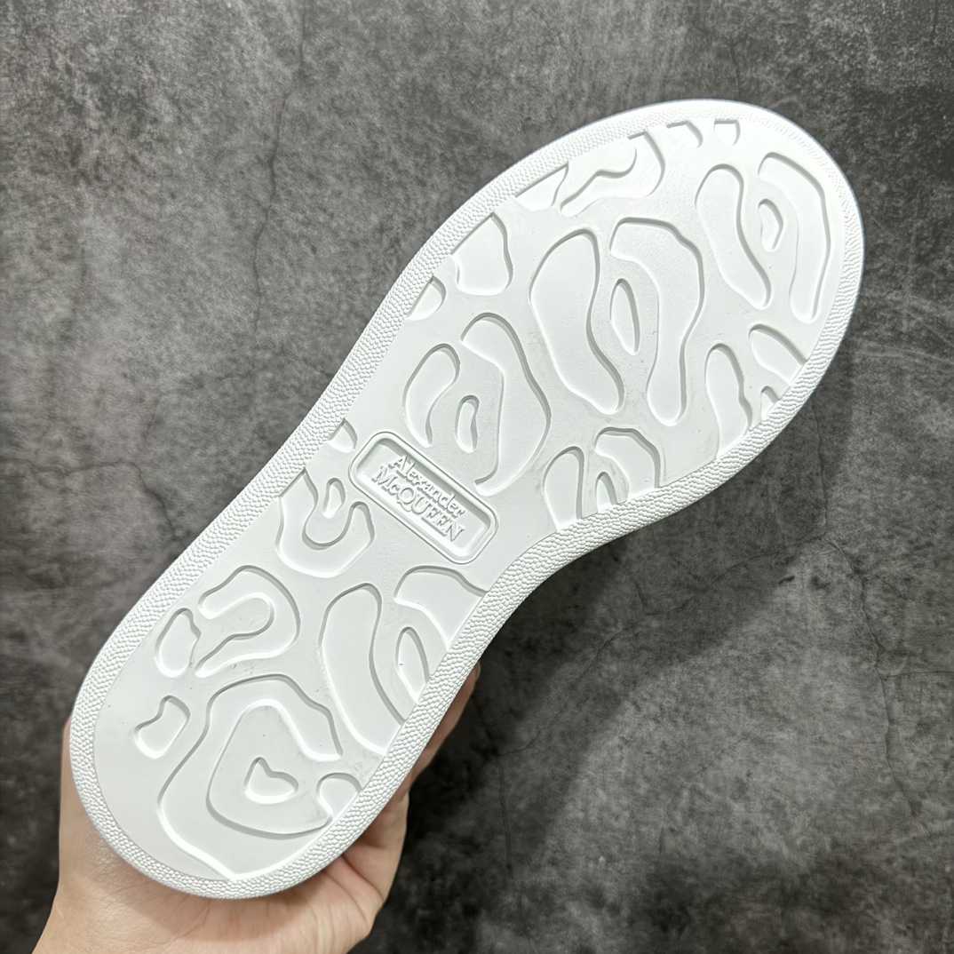 图片[8]-【顶级特价版】长期补货，亚历山大 Alexander McQueen 麦昆小白鞋 全套专柜包装物及配件(附送快递加固牛皮纸盒) 外盒标嵌入核心防伪芯片装置,秒杀市面文案版本 鞋底支持NFC原码独立扫描 采用丝绸硬质头层小牛皮鞋面材质 内外超软小羊皮贴脚透气及超软PU脚感乳胶物料鞋 外置原抽真空高密度增高底 白色光滑牛皮革系带运动鞋，圆头设计，鞋跟点缀黑色绒面革细节。搭配宽扁鞋带，鞋舌和后帮饰有 Alexander McQueen 品牌标志。阔型橡胶鞋底。运动鞋另配一副白色鞋带材料 100% 小牛皮 所有细节与原版一致 尺码：35 36 37 38 39 40 41 42 43 44 45-选品中心