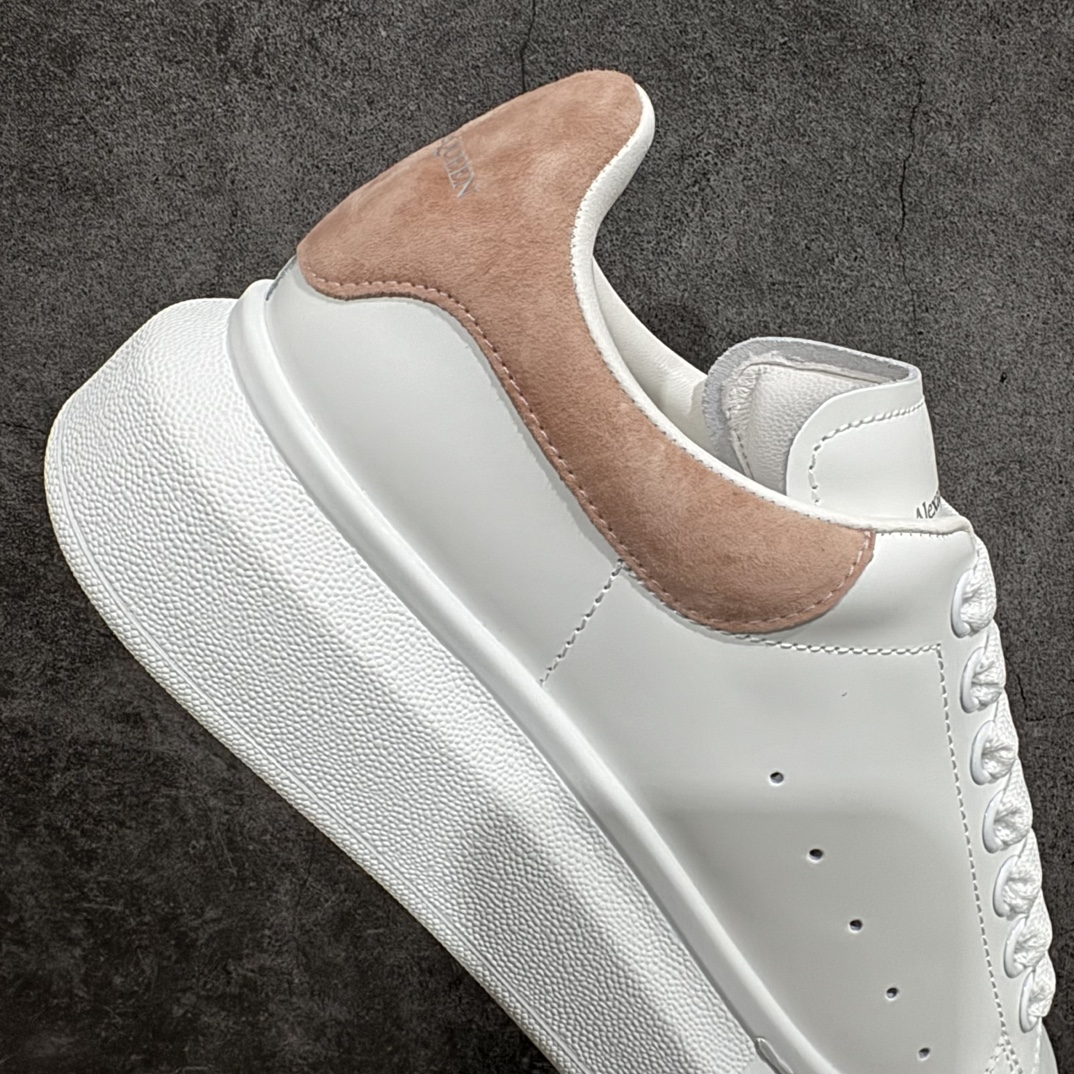 图片[7]-【顶级特价版】长期补货，亚历山大 Alexander McQueen 麦昆小白鞋 全套专柜包装物及配件(附送快递加固牛皮纸盒) 外盒标嵌入核心防伪芯片装置,秒杀市面文案版本 鞋底支持NFC原码独立扫描 采用丝绸硬质头层小牛皮鞋面材质 内外超软小羊皮贴脚透气及超软PU脚感乳胶物料鞋 外置原抽真空高密度增高底 白色光滑牛皮革系带运动鞋，圆头设计，鞋跟点缀黑色绒面革细节。搭配宽扁鞋带，鞋舌和后帮饰有 Alexander McQueen 品牌标志。阔型橡胶鞋底。运动鞋另配一副白色鞋带材料 100% 小牛皮 所有细节与原版一致 尺码：35 36 37 38 39 40 41 42 43 44 45-选品中心