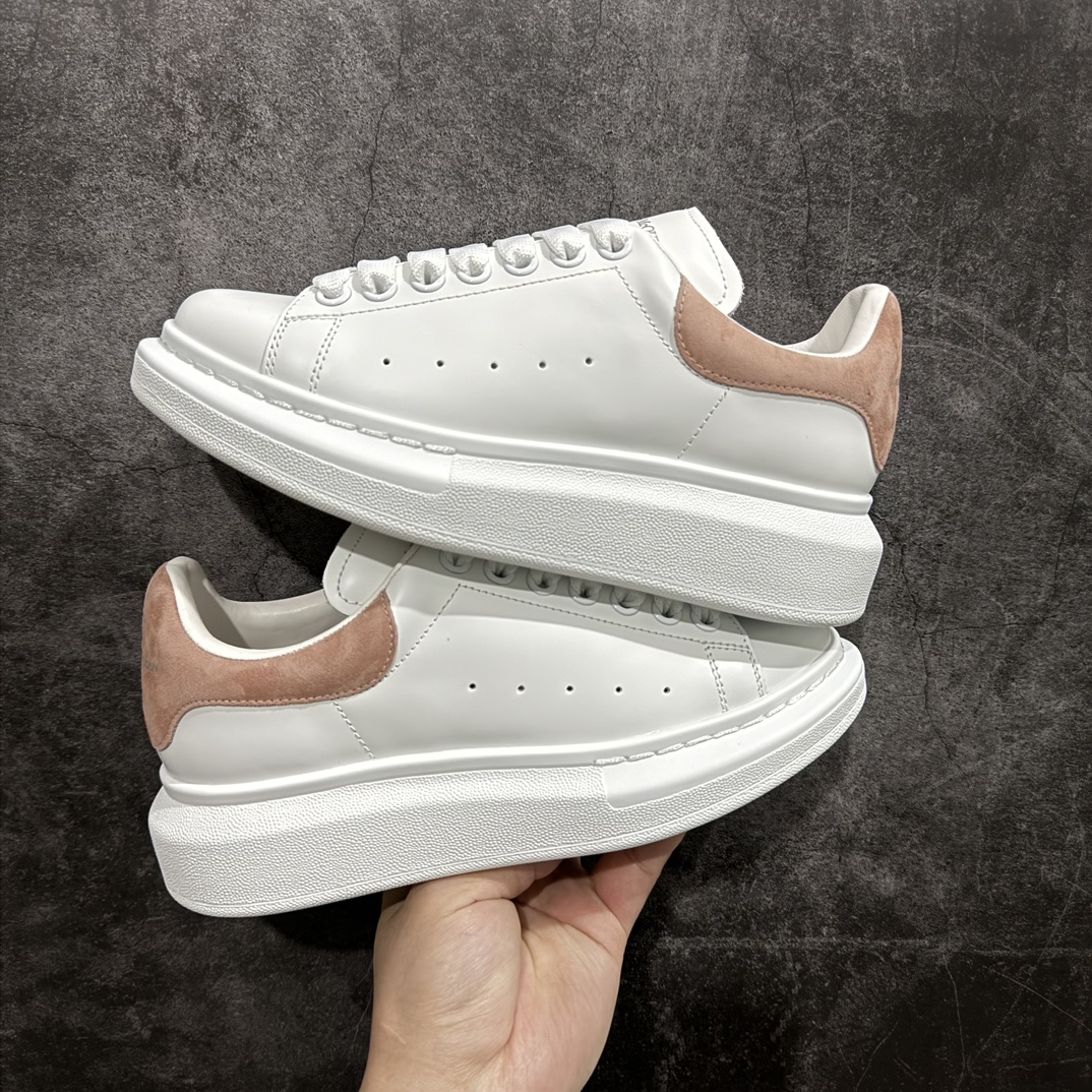 图片[9]-【顶级特价版】长期补货，亚历山大 Alexander McQueen 麦昆小白鞋 全套专柜包装物及配件(附送快递加固牛皮纸盒) 外盒标嵌入核心防伪芯片装置,秒杀市面文案版本 鞋底支持NFC原码独立扫描 采用丝绸硬质头层小牛皮鞋面材质 内外超软小羊皮贴脚透气及超软PU脚感乳胶物料鞋 外置原抽真空高密度增高底 白色光滑牛皮革系带运动鞋，圆头设计，鞋跟点缀黑色绒面革细节。搭配宽扁鞋带，鞋舌和后帮饰有 Alexander McQueen 品牌标志。阔型橡胶鞋底。运动鞋另配一副白色鞋带材料 100% 小牛皮 所有细节与原版一致 尺码：35 36 37 38 39 40 41 42 43 44 45-选品中心