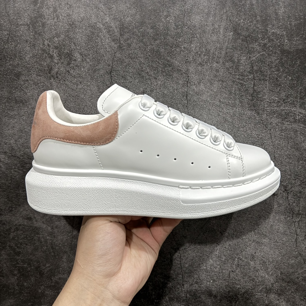 【顶级特价版】长期补货,亚历山大 Alexander McQueen 麦昆小白鞋 全套专柜包装物及配件(附送快递加固牛皮纸盒) 外盒标嵌入核心防伪芯片装置,秒杀市面文案版本 鞋底支持NFC原码独立扫描 采用丝绸硬质头层小牛皮鞋面材质 内外超软小羊皮贴脚透气及超软PU脚感乳胶物料鞋 外置原抽真空高密度增高底 白色光滑牛皮革系带运动鞋,圆头设计,鞋跟点缀黑色绒面革细节。搭配宽扁鞋带,鞋舌和后帮饰有 Alexander McQueen 品牌标志。阔型橡胶鞋底。运动鞋另配一副白色鞋带材料 100% 小牛皮 所有细节与原版一致 尺码:35 36 37 38 39 40 41 42 43 44 45-选品中心