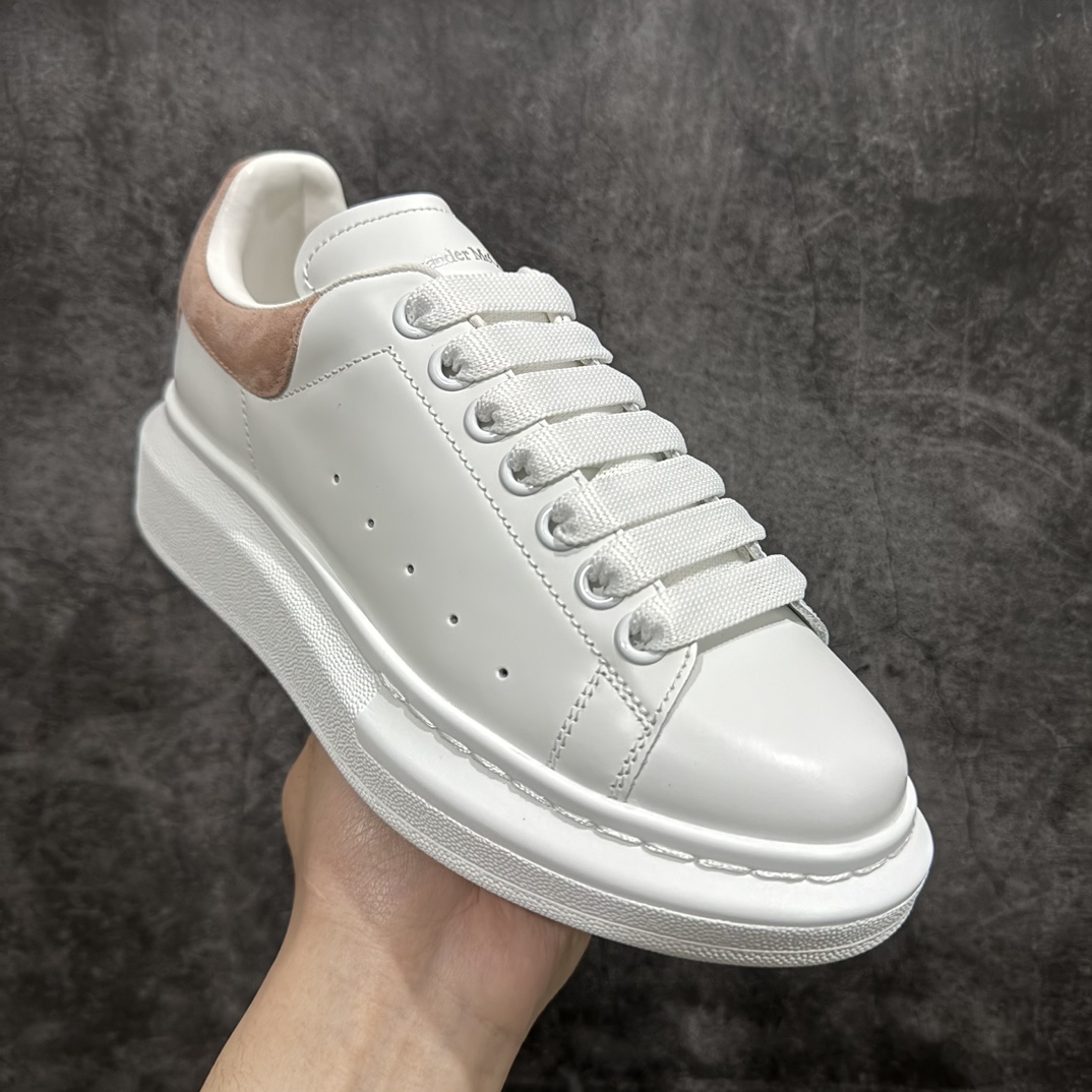 图片[3]-【顶级特价版】长期补货，亚历山大 Alexander McQueen 麦昆小白鞋 全套专柜包装物及配件(附送快递加固牛皮纸盒) 外盒标嵌入核心防伪芯片装置,秒杀市面文案版本 鞋底支持NFC原码独立扫描 采用丝绸硬质头层小牛皮鞋面材质 内外超软小羊皮贴脚透气及超软PU脚感乳胶物料鞋 外置原抽真空高密度增高底 白色光滑牛皮革系带运动鞋，圆头设计，鞋跟点缀黑色绒面革细节。搭配宽扁鞋带，鞋舌和后帮饰有 Alexander McQueen 品牌标志。阔型橡胶鞋底。运动鞋另配一副白色鞋带材料 100% 小牛皮 所有细节与原版一致 尺码：35 36 37 38 39 40 41 42 43 44 45-选品中心