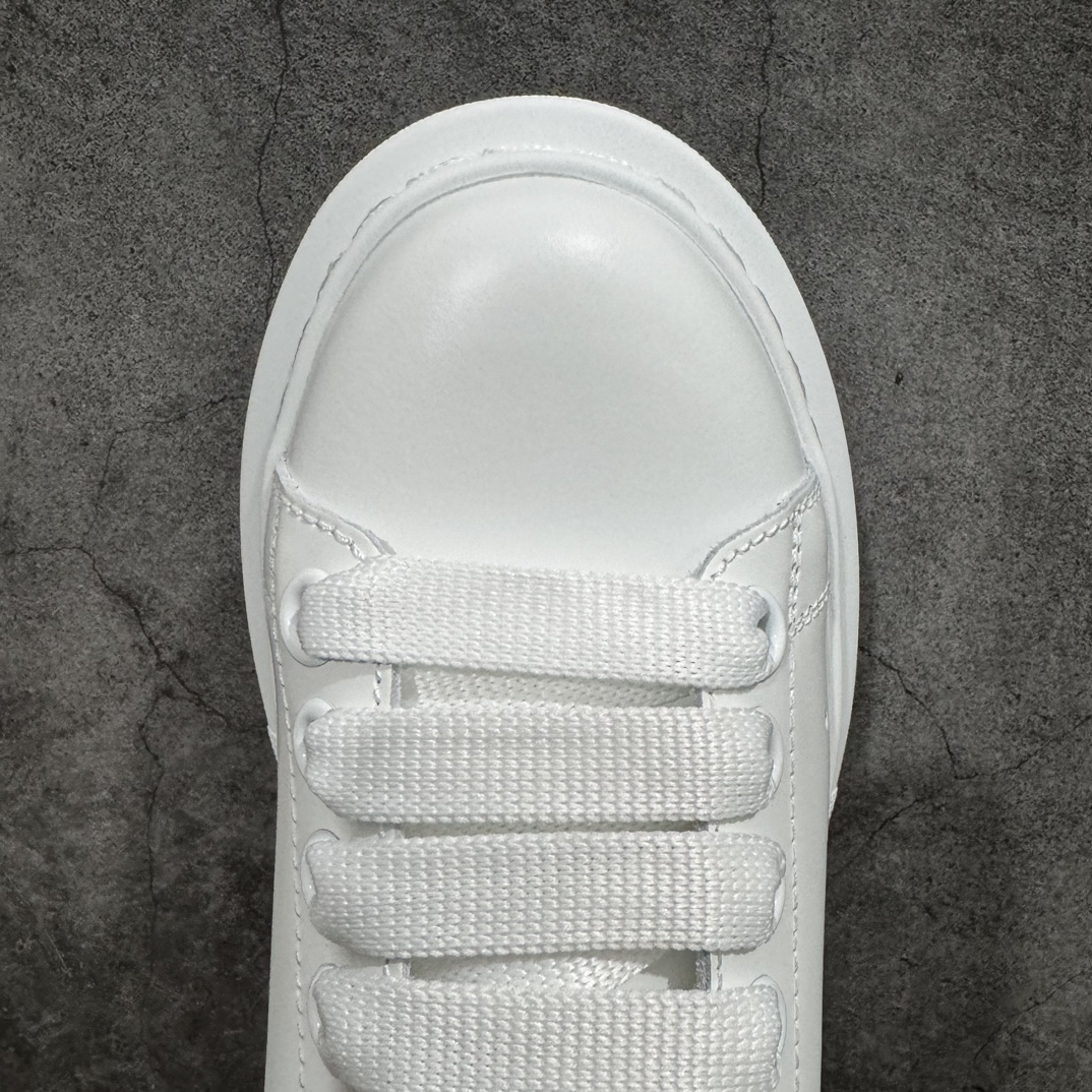 图片[5]-【顶级特价版】长期补货，亚历山大 Alexander McQueen 麦昆小白鞋 全套专柜包装物及配件(附送快递加固牛皮纸盒) 外盒标嵌入核心防伪芯片装置,秒杀市面文案版本 鞋底支持NFC原码独立扫描 采用丝绸硬质头层小牛皮鞋面材质 内外超软小羊皮贴脚透气及超软PU脚感乳胶物料鞋 外置原抽真空高密度增高底 白色光滑牛皮革系带运动鞋，圆头设计，鞋跟点缀黑色绒面革细节。搭配宽扁鞋带，鞋舌和后帮饰有 Alexander McQueen 品牌标志。阔型橡胶鞋底。运动鞋另配一副白色鞋带材料 100% 小牛皮 所有细节与原版一致 尺码：35 36 37 38 39 40 41 42 43 44 45-选品中心