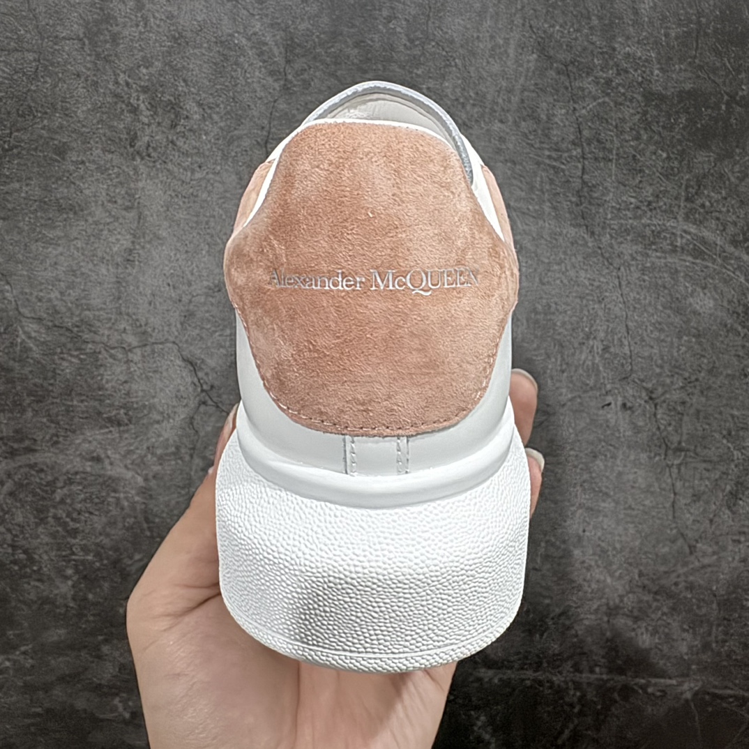 图片[4]-【顶级特价版】长期补货，亚历山大 Alexander McQueen 麦昆小白鞋 全套专柜包装物及配件(附送快递加固牛皮纸盒) 外盒标嵌入核心防伪芯片装置,秒杀市面文案版本 鞋底支持NFC原码独立扫描 采用丝绸硬质头层小牛皮鞋面材质 内外超软小羊皮贴脚透气及超软PU脚感乳胶物料鞋 外置原抽真空高密度增高底 白色光滑牛皮革系带运动鞋，圆头设计，鞋跟点缀黑色绒面革细节。搭配宽扁鞋带，鞋舌和后帮饰有 Alexander McQueen 品牌标志。阔型橡胶鞋底。运动鞋另配一副白色鞋带材料 100% 小牛皮 所有细节与原版一致 尺码：35 36 37 38 39 40 41 42 43 44 45-选品中心