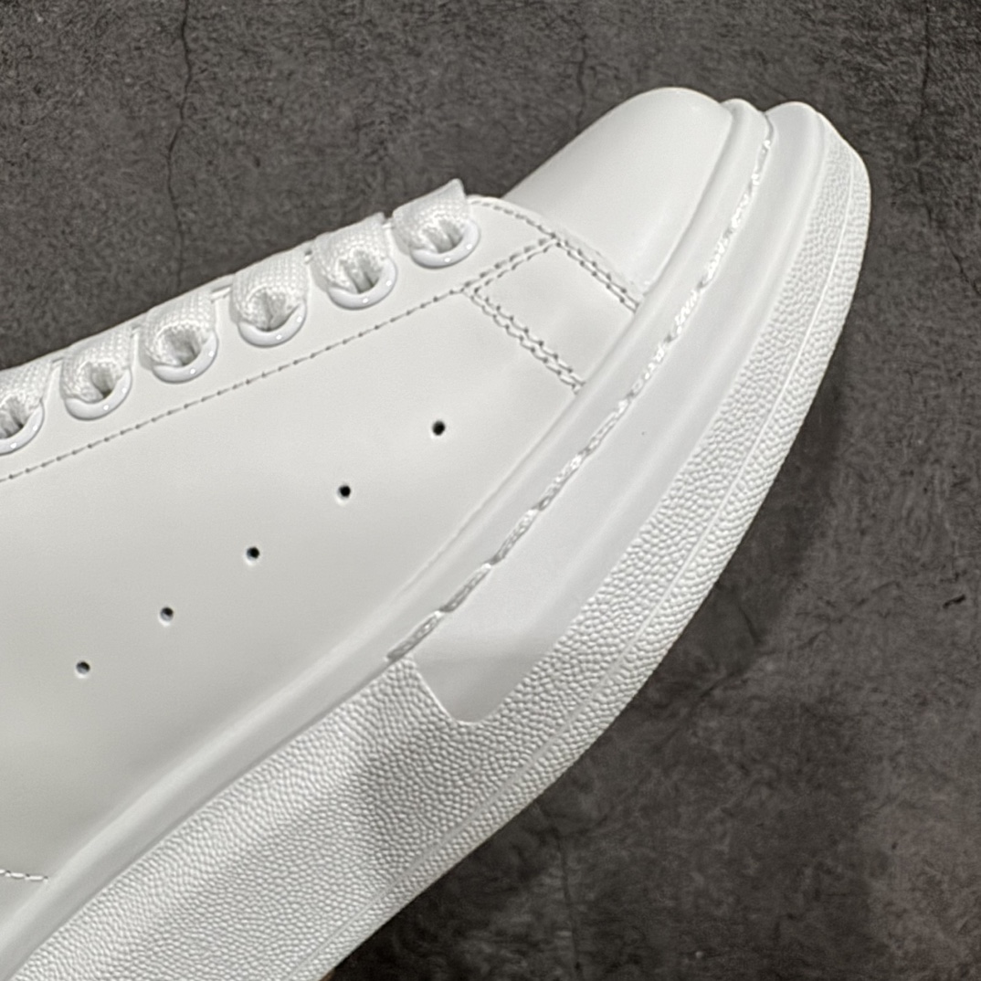 图片[6]-【顶级特价版】长期补货，亚历山大 Alexander McQueen 麦昆小白鞋 全套专柜包装物及配件(附送快递加固牛皮纸盒) 外盒标嵌入核心防伪芯片装置,秒杀市面文案版本 鞋底支持NFC原码独立扫描 采用丝绸硬质头层小牛皮鞋面材质 内外超软小羊皮贴脚透气及超软PU脚感乳胶物料鞋 外置原抽真空高密度增高底 白色光滑牛皮革系带运动鞋，圆头设计，鞋跟点缀黑色绒面革细节。搭配宽扁鞋带，鞋舌和后帮饰有 Alexander McQueen 品牌标志。阔型橡胶鞋底。运动鞋另配一副白色鞋带材料 100% 小牛皮 所有细节与原版一致 尺码：35 36 37 38 39 40 41 42 43 44 45-选品中心