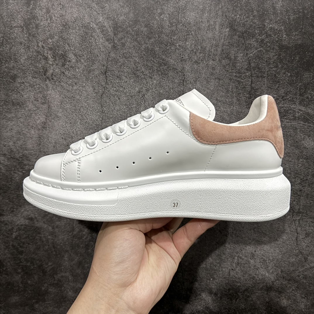 图片[2]-【顶级特价版】长期补货，亚历山大 Alexander McQueen 麦昆小白鞋 全套专柜包装物及配件(附送快递加固牛皮纸盒) 外盒标嵌入核心防伪芯片装置,秒杀市面文案版本 鞋底支持NFC原码独立扫描 采用丝绸硬质头层小牛皮鞋面材质 内外超软小羊皮贴脚透气及超软PU脚感乳胶物料鞋 外置原抽真空高密度增高底 白色光滑牛皮革系带运动鞋，圆头设计，鞋跟点缀黑色绒面革细节。搭配宽扁鞋带，鞋舌和后帮饰有 Alexander McQueen 品牌标志。阔型橡胶鞋底。运动鞋另配一副白色鞋带材料 100% 小牛皮 所有细节与原版一致 尺码：35 36 37 38 39 40 41 42 43 44 45-选品中心
