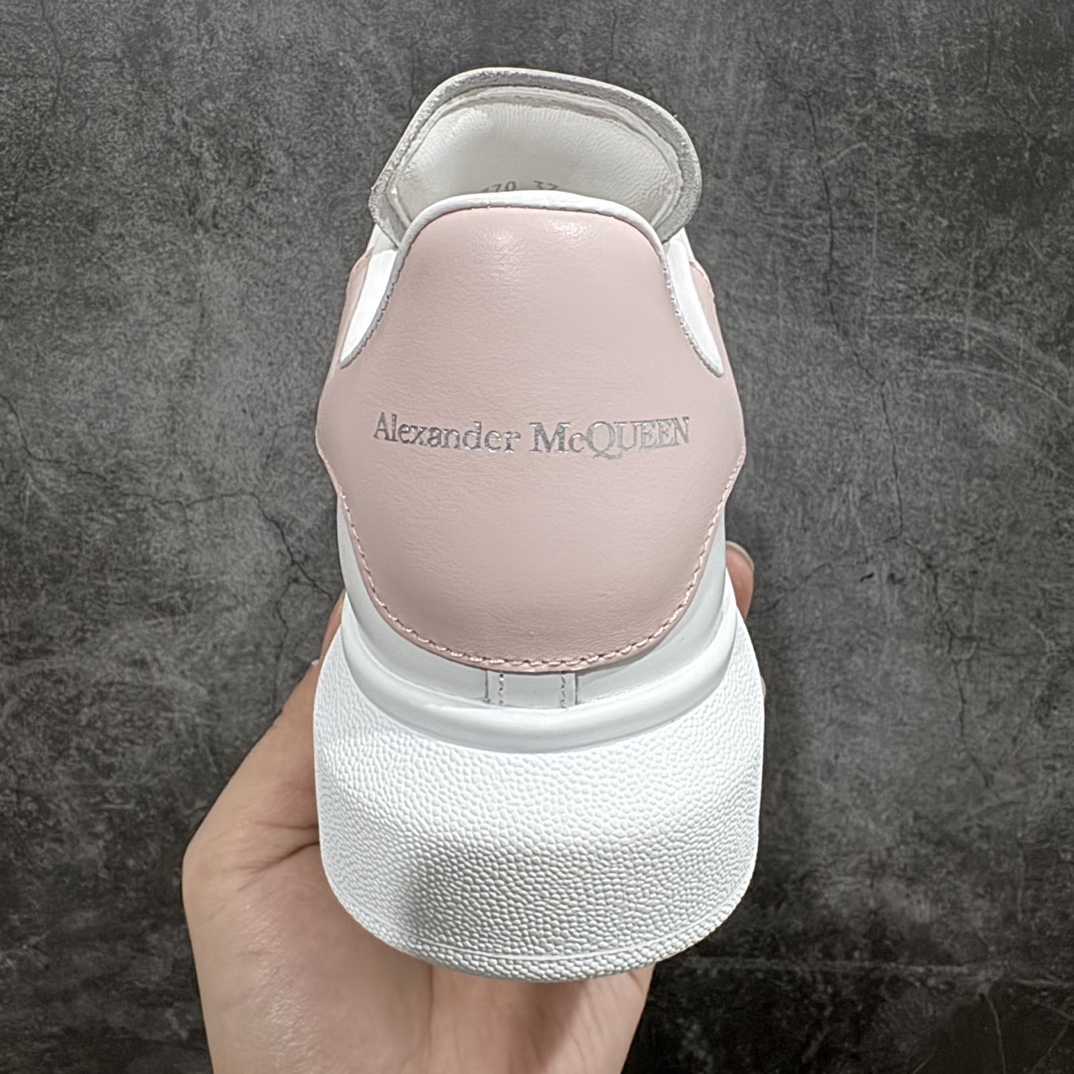图片[4]-【顶级特价版】长期补货，亚历山大 Alexander McQueen 麦昆小白鞋 全套专柜包装物及配件(附送快递加固牛皮纸盒) 外盒标嵌入核心防伪芯片装置,秒杀市面文案版本 鞋底支持NFC原码独立扫描 采用丝绸硬质头层小牛皮鞋面材质 内外超软小羊皮贴脚透气及超软PU脚感乳胶物料鞋 外置原抽真空高密度增高底 白色光滑牛皮革系带运动鞋，圆头设计，鞋跟点缀黑色绒面革细节。搭配宽扁鞋带，鞋舌和后帮饰有 Alexander McQueen 品牌标志。阔型橡胶鞋底。运动鞋另配一副白色鞋带材料 100% 小牛皮 所有细节与原版一致 尺码：35 36 37 38 39 40 41 42 43 44 45-选品中心