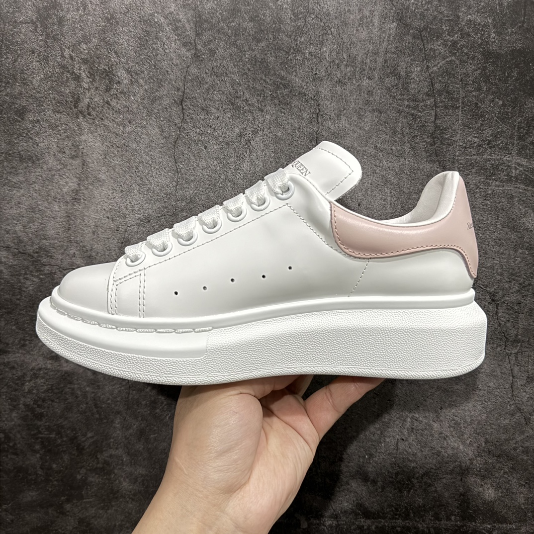 图片[2]-【顶级特价版】长期补货，亚历山大 Alexander McQueen 麦昆小白鞋 全套专柜包装物及配件(附送快递加固牛皮纸盒) 外盒标嵌入核心防伪芯片装置,秒杀市面文案版本 鞋底支持NFC原码独立扫描 采用丝绸硬质头层小牛皮鞋面材质 内外超软小羊皮贴脚透气及超软PU脚感乳胶物料鞋 外置原抽真空高密度增高底 白色光滑牛皮革系带运动鞋，圆头设计，鞋跟点缀黑色绒面革细节。搭配宽扁鞋带，鞋舌和后帮饰有 Alexander McQueen 品牌标志。阔型橡胶鞋底。运动鞋另配一副白色鞋带材料 100% 小牛皮 所有细节与原版一致 尺码：35 36 37 38 39 40 41 42 43 44 45-选品中心