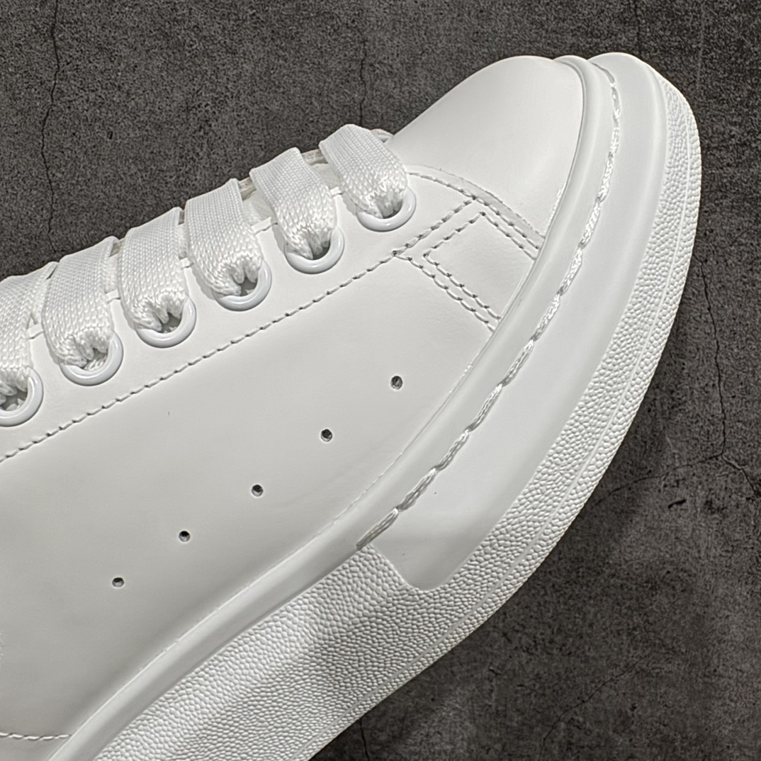 图片[6]-【顶级特价版】长期补货，亚历山大 Alexander McQueen 麦昆小白鞋 全套专柜包装物及配件(附送快递加固牛皮纸盒) 外盒标嵌入核心防伪芯片装置,秒杀市面文案版本 鞋底支持NFC原码独立扫描 采用丝绸硬质头层小牛皮鞋面材质 内外超软小羊皮贴脚透气及超软PU脚感乳胶物料鞋 外置原抽真空高密度增高底 白色光滑牛皮革系带运动鞋，圆头设计，鞋跟点缀黑色绒面革细节。搭配宽扁鞋带，鞋舌和后帮饰有 Alexander McQueen 品牌标志。阔型橡胶鞋底。运动鞋另配一副白色鞋带材料 100% 小牛皮 所有细节与原版一致 尺码：35 36 37 38 39 40 41 42 43 44 45-选品中心