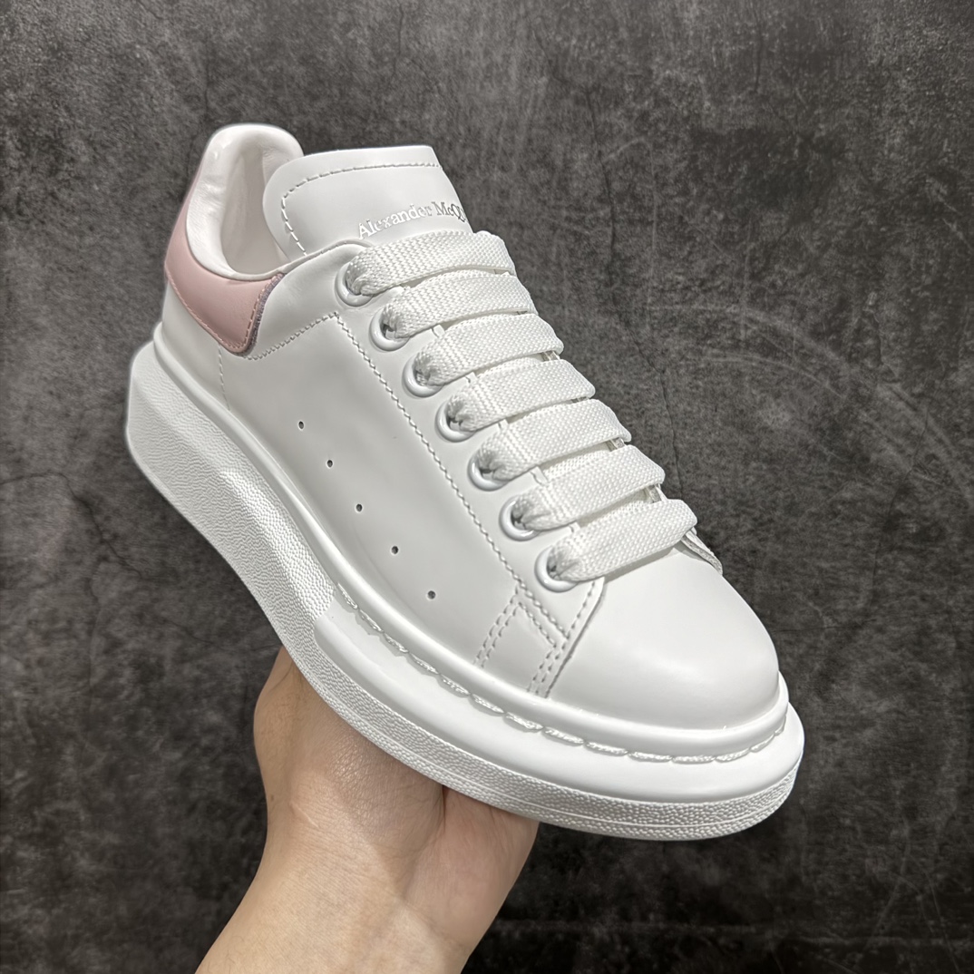 图片[3]-【顶级特价版】长期补货，亚历山大 Alexander McQueen 麦昆小白鞋 全套专柜包装物及配件(附送快递加固牛皮纸盒) 外盒标嵌入核心防伪芯片装置,秒杀市面文案版本 鞋底支持NFC原码独立扫描 采用丝绸硬质头层小牛皮鞋面材质 内外超软小羊皮贴脚透气及超软PU脚感乳胶物料鞋 外置原抽真空高密度增高底 白色光滑牛皮革系带运动鞋，圆头设计，鞋跟点缀黑色绒面革细节。搭配宽扁鞋带，鞋舌和后帮饰有 Alexander McQueen 品牌标志。阔型橡胶鞋底。运动鞋另配一副白色鞋带材料 100% 小牛皮 所有细节与原版一致 尺码：35 36 37 38 39 40 41 42 43 44 45-选品中心