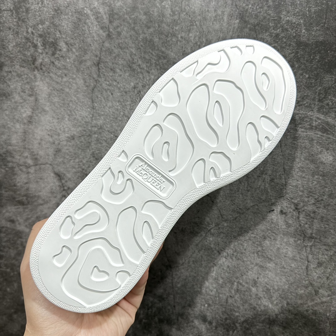 图片[9]-【顶级特价版】长期补货，亚历山大 Alexander McQueen 麦昆小白鞋 全套专柜包装物及配件(附送快递加固牛皮纸盒) 外盒标嵌入核心防伪芯片装置,秒杀市面文案版本 鞋底支持NFC原码独立扫描 采用丝绸硬质头层小牛皮鞋面材质 内外超软小羊皮贴脚透气及超软PU脚感乳胶物料鞋 外置原抽真空高密度增高底 白色光滑牛皮革系带运动鞋，圆头设计，鞋跟点缀黑色绒面革细节。搭配宽扁鞋带，鞋舌和后帮饰有 Alexander McQueen 品牌标志。阔型橡胶鞋底。运动鞋另配一副白色鞋带材料 100% 小牛皮 所有细节与原版一致 尺码：35 36 37 38 39 40 41 42 43 44 45-选品中心