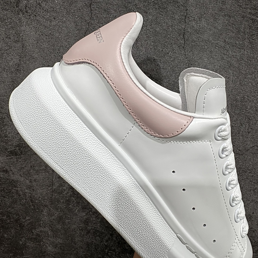 图片[7]-【顶级特价版】长期补货，亚历山大 Alexander McQueen 麦昆小白鞋 全套专柜包装物及配件(附送快递加固牛皮纸盒) 外盒标嵌入核心防伪芯片装置,秒杀市面文案版本 鞋底支持NFC原码独立扫描 采用丝绸硬质头层小牛皮鞋面材质 内外超软小羊皮贴脚透气及超软PU脚感乳胶物料鞋 外置原抽真空高密度增高底 白色光滑牛皮革系带运动鞋，圆头设计，鞋跟点缀黑色绒面革细节。搭配宽扁鞋带，鞋舌和后帮饰有 Alexander McQueen 品牌标志。阔型橡胶鞋底。运动鞋另配一副白色鞋带材料 100% 小牛皮 所有细节与原版一致 尺码：35 36 37 38 39 40 41 42 43 44 45-选品中心