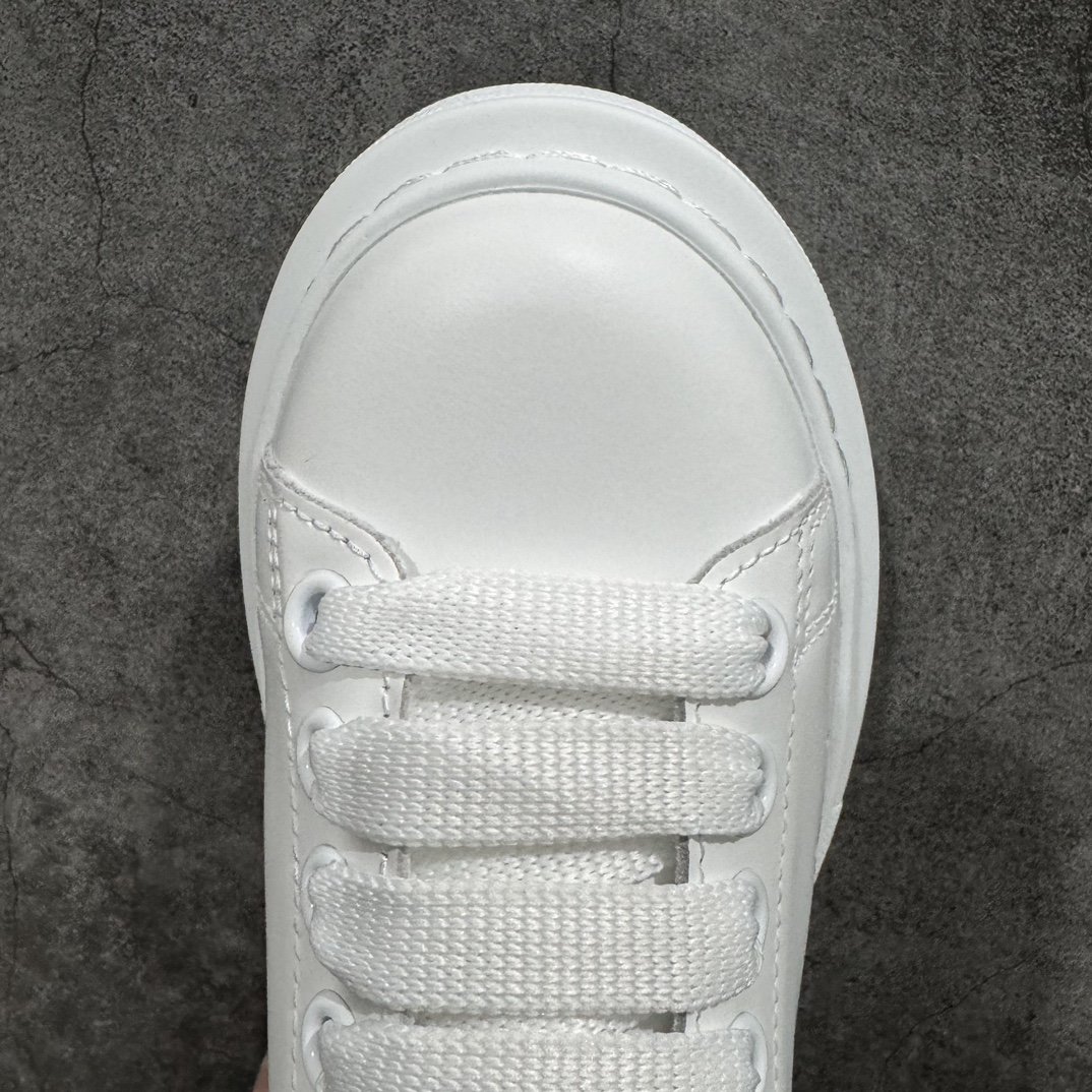 图片[5]-【顶级特价版】长期补货，亚历山大 Alexander McQueen 麦昆小白鞋 全套专柜包装物及配件(附送快递加固牛皮纸盒) 外盒标嵌入核心防伪芯片装置,秒杀市面文案版本 鞋底支持NFC原码独立扫描 采用丝绸硬质头层小牛皮鞋面材质 内外超软小羊皮贴脚透气及超软PU脚感乳胶物料鞋 外置原抽真空高密度增高底 白色光滑牛皮革系带运动鞋，圆头设计，鞋跟点缀黑色绒面革细节。搭配宽扁鞋带，鞋舌和后帮饰有 Alexander McQueen 品牌标志。阔型橡胶鞋底。运动鞋另配一副白色鞋带材料 100% 小牛皮 所有细节与原版一致 尺码：35 36 37 38 39 40 41 42 43 44 45-选品中心