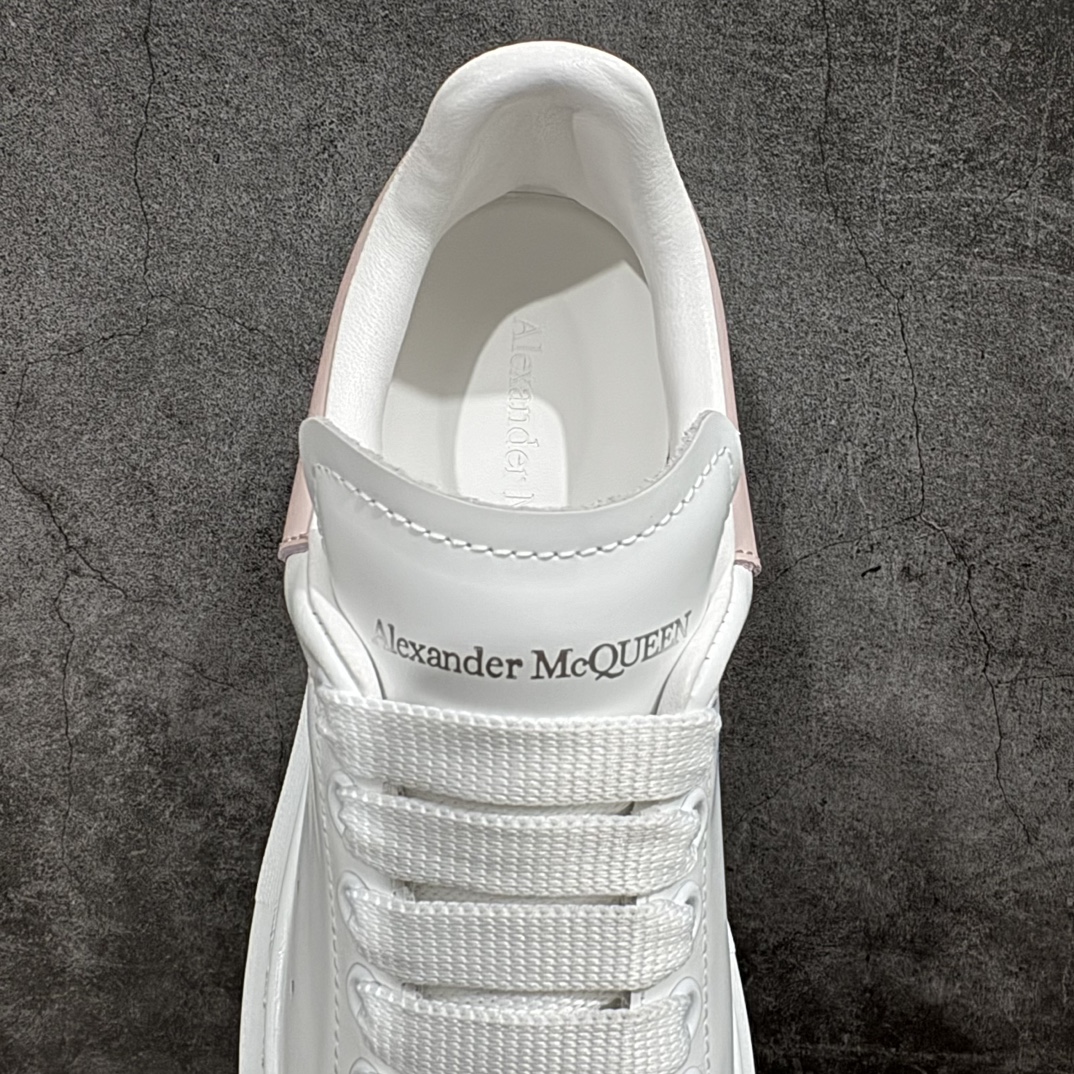 图片[8]-【顶级特价版】长期补货，亚历山大 Alexander McQueen 麦昆小白鞋 全套专柜包装物及配件(附送快递加固牛皮纸盒) 外盒标嵌入核心防伪芯片装置,秒杀市面文案版本 鞋底支持NFC原码独立扫描 采用丝绸硬质头层小牛皮鞋面材质 内外超软小羊皮贴脚透气及超软PU脚感乳胶物料鞋 外置原抽真空高密度增高底 白色光滑牛皮革系带运动鞋，圆头设计，鞋跟点缀黑色绒面革细节。搭配宽扁鞋带，鞋舌和后帮饰有 Alexander McQueen 品牌标志。阔型橡胶鞋底。运动鞋另配一副白色鞋带材料 100% 小牛皮 所有细节与原版一致 尺码：35 36 37 38 39 40 41 42 43 44 45-选品中心