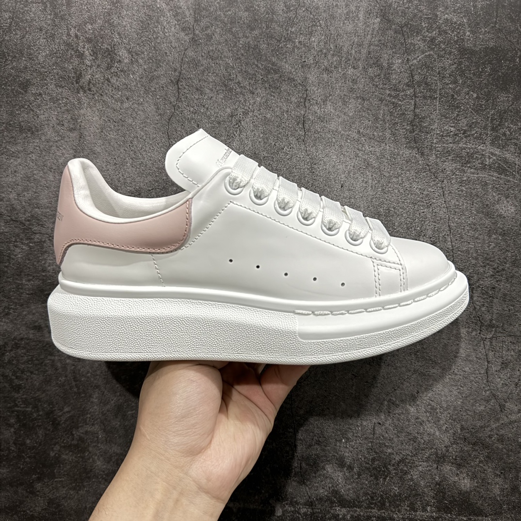 【顶级特价版】长期补货,亚历山大 Alexander McQueen 麦昆小白鞋 全套专柜包装物及配件(附送快递加固牛皮纸盒) 外盒标嵌入核心防伪芯片装置,秒杀市面文案版本 鞋底支持NFC原码独立扫描 采用丝绸硬质头层小牛皮鞋面材质 内外超软小羊皮贴脚透气及超软PU脚感乳胶物料鞋 外置原抽真空高密度增高底 白色光滑牛皮革系带运动鞋,圆头设计,鞋跟点缀黑色绒面革细节。搭配宽扁鞋带,鞋舌和后帮饰有 Alexander McQueen 品牌标志。阔型橡胶鞋底。运动鞋另配一副白色鞋带材料 100% 小牛皮 所有细节与原版一致 尺码:35 36 37 38 39 40 41 42 43 44 45-选品中心