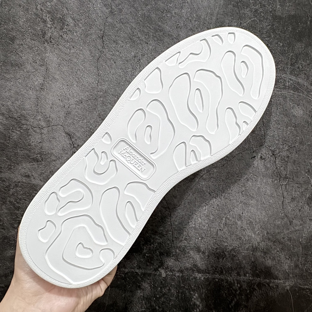 图片[9]-【顶级特价版】长期补货，亚历山大 Alexander McQueen 麦昆小白鞋 全套专柜包装物及配件(附送快递加固牛皮纸盒) 外盒标嵌入核心防伪芯片装置,秒杀市面文案版本 鞋底支持NFC原码独立扫描 采用丝绸硬质头层小牛皮鞋面材质 内外超软小羊皮贴脚透气及超软PU脚感乳胶物料鞋 外置原抽真空高密度增高底 白色光滑牛皮革系带运动鞋，圆头设计，鞋跟点缀黑色绒面革细节。搭配宽扁鞋带，鞋舌和后帮饰有 Alexander McQueen 品牌标志。阔型橡胶鞋底。运动鞋另配一副白色鞋带材料 100% 小牛皮 所有细节与原版一致 尺码：35 36 37 38 39 40 41 42 43 44 45-选品中心