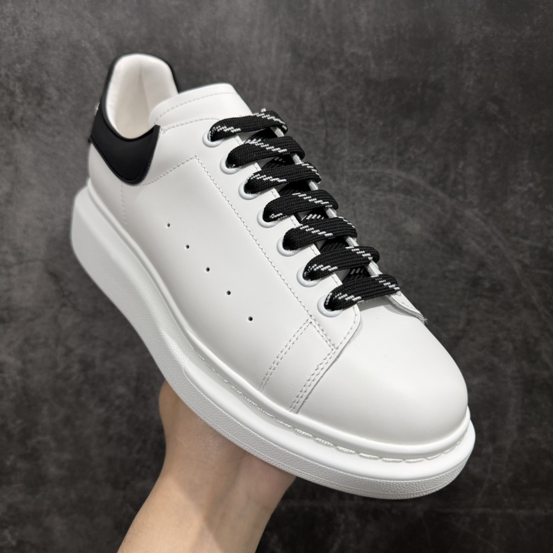 图片[3]-【顶级特价版】长期补货，亚历山大 Alexander McQueen 麦昆小白鞋 全套专柜包装物及配件(附送快递加固牛皮纸盒) 外盒标嵌入核心防伪芯片装置,秒杀市面文案版本 鞋底支持NFC原码独立扫描 采用丝绸硬质头层小牛皮鞋面材质 内外超软小羊皮贴脚透气及超软PU脚感乳胶物料鞋 外置原抽真空高密度增高底 白色光滑牛皮革系带运动鞋，圆头设计，鞋跟点缀黑色绒面革细节。搭配宽扁鞋带，鞋舌和后帮饰有 Alexander McQueen 品牌标志。阔型橡胶鞋底。运动鞋另配一副白色鞋带材料 100% 小牛皮 所有细节与原版一致 尺码：35 36 37 38 39 40 41 42 43 44 45-选品中心