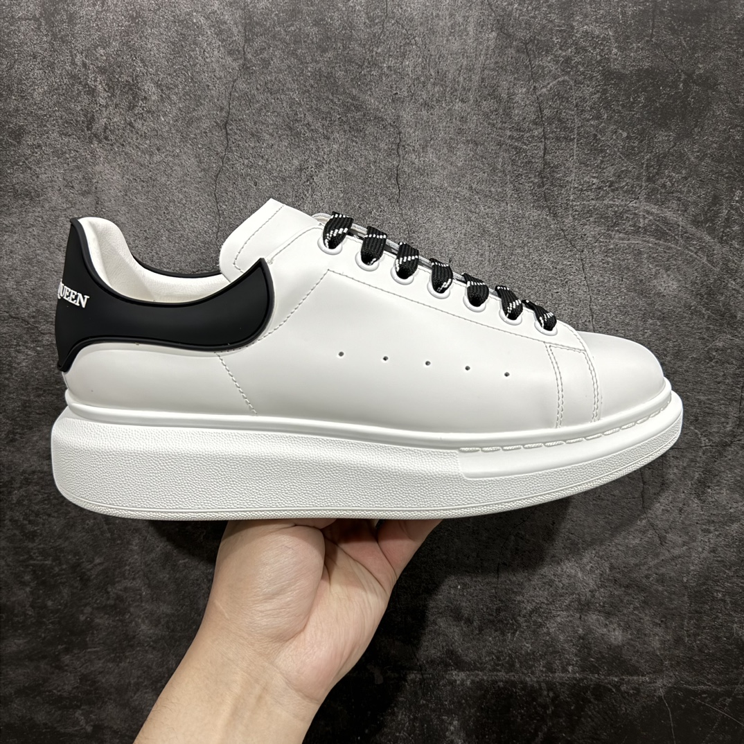 【顶级特价版】长期补货,亚历山大 Alexander McQueen 麦昆小白鞋 全套专柜包装物及配件(附送快递加固牛皮纸盒) 外盒标嵌入核心防伪芯片装置,秒杀市面文案版本 鞋底支持NFC原码独立扫描 采用丝绸硬质头层小牛皮鞋面材质 内外超软小羊皮贴脚透气及超软PU脚感乳胶物料鞋 外置原抽真空高密度增高底 白色光滑牛皮革系带运动鞋,圆头设计,鞋跟点缀黑色绒面革细节。搭配宽扁鞋带,鞋舌和后帮饰有 Alexander McQueen 品牌标志。阔型橡胶鞋底。运动鞋另配一副白色鞋带材料 100% 小牛皮 所有细节与原版一致 尺码:35 36 37 38 39 40 41 42 43 44 45-选品中心