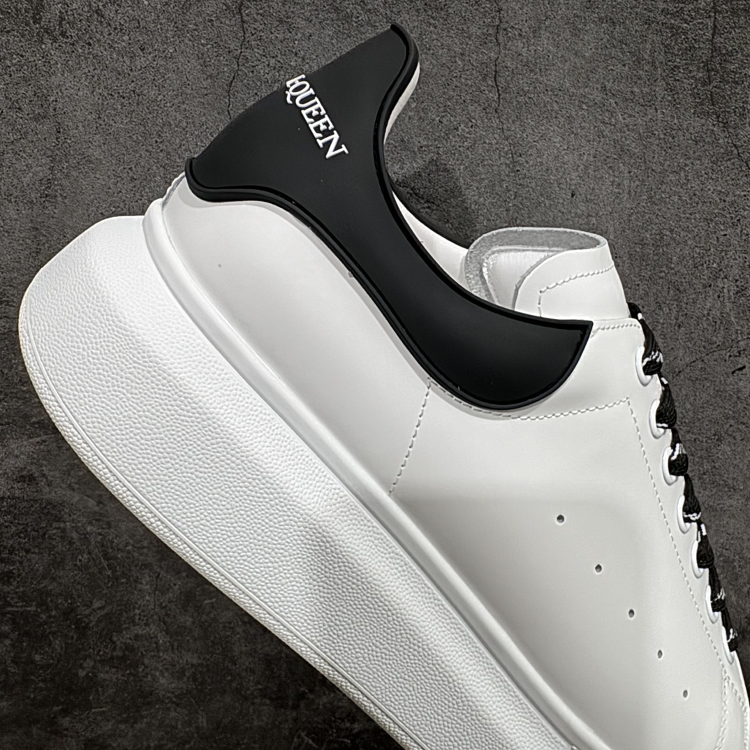 图片[7]-【顶级特价版】长期补货，亚历山大 Alexander McQueen 麦昆小白鞋 全套专柜包装物及配件(附送快递加固牛皮纸盒) 外盒标嵌入核心防伪芯片装置,秒杀市面文案版本 鞋底支持NFC原码独立扫描 采用丝绸硬质头层小牛皮鞋面材质 内外超软小羊皮贴脚透气及超软PU脚感乳胶物料鞋 外置原抽真空高密度增高底 白色光滑牛皮革系带运动鞋，圆头设计，鞋跟点缀黑色绒面革细节。搭配宽扁鞋带，鞋舌和后帮饰有 Alexander McQueen 品牌标志。阔型橡胶鞋底。运动鞋另配一副白色鞋带材料 100% 小牛皮 所有细节与原版一致 尺码：35 36 37 38 39 40 41 42 43 44 45-选品中心