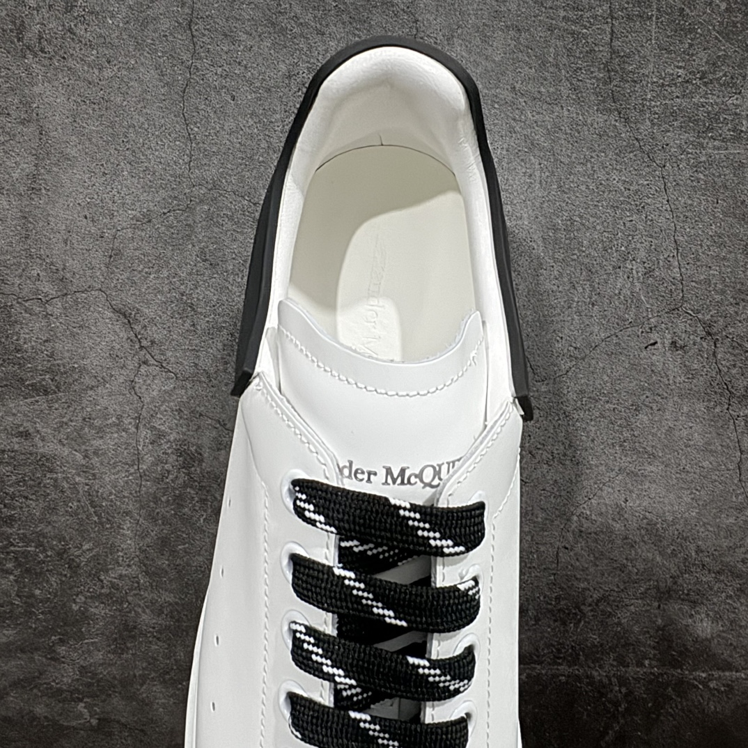 图片[8]-【顶级特价版】长期补货，亚历山大 Alexander McQueen 麦昆小白鞋 全套专柜包装物及配件(附送快递加固牛皮纸盒) 外盒标嵌入核心防伪芯片装置,秒杀市面文案版本 鞋底支持NFC原码独立扫描 采用丝绸硬质头层小牛皮鞋面材质 内外超软小羊皮贴脚透气及超软PU脚感乳胶物料鞋 外置原抽真空高密度增高底 白色光滑牛皮革系带运动鞋，圆头设计，鞋跟点缀黑色绒面革细节。搭配宽扁鞋带，鞋舌和后帮饰有 Alexander McQueen 品牌标志。阔型橡胶鞋底。运动鞋另配一副白色鞋带材料 100% 小牛皮 所有细节与原版一致 尺码：35 36 37 38 39 40 41 42 43 44 45-选品中心