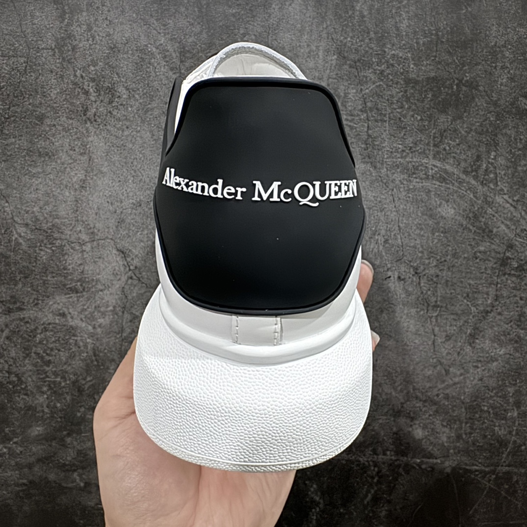 图片[4]-【顶级特价版】长期补货，亚历山大 Alexander McQueen 麦昆小白鞋 全套专柜包装物及配件(附送快递加固牛皮纸盒) 外盒标嵌入核心防伪芯片装置,秒杀市面文案版本 鞋底支持NFC原码独立扫描 采用丝绸硬质头层小牛皮鞋面材质 内外超软小羊皮贴脚透气及超软PU脚感乳胶物料鞋 外置原抽真空高密度增高底 白色光滑牛皮革系带运动鞋，圆头设计，鞋跟点缀黑色绒面革细节。搭配宽扁鞋带，鞋舌和后帮饰有 Alexander McQueen 品牌标志。阔型橡胶鞋底。运动鞋另配一副白色鞋带材料 100% 小牛皮 所有细节与原版一致 尺码：35 36 37 38 39 40 41 42 43 44 45-选品中心