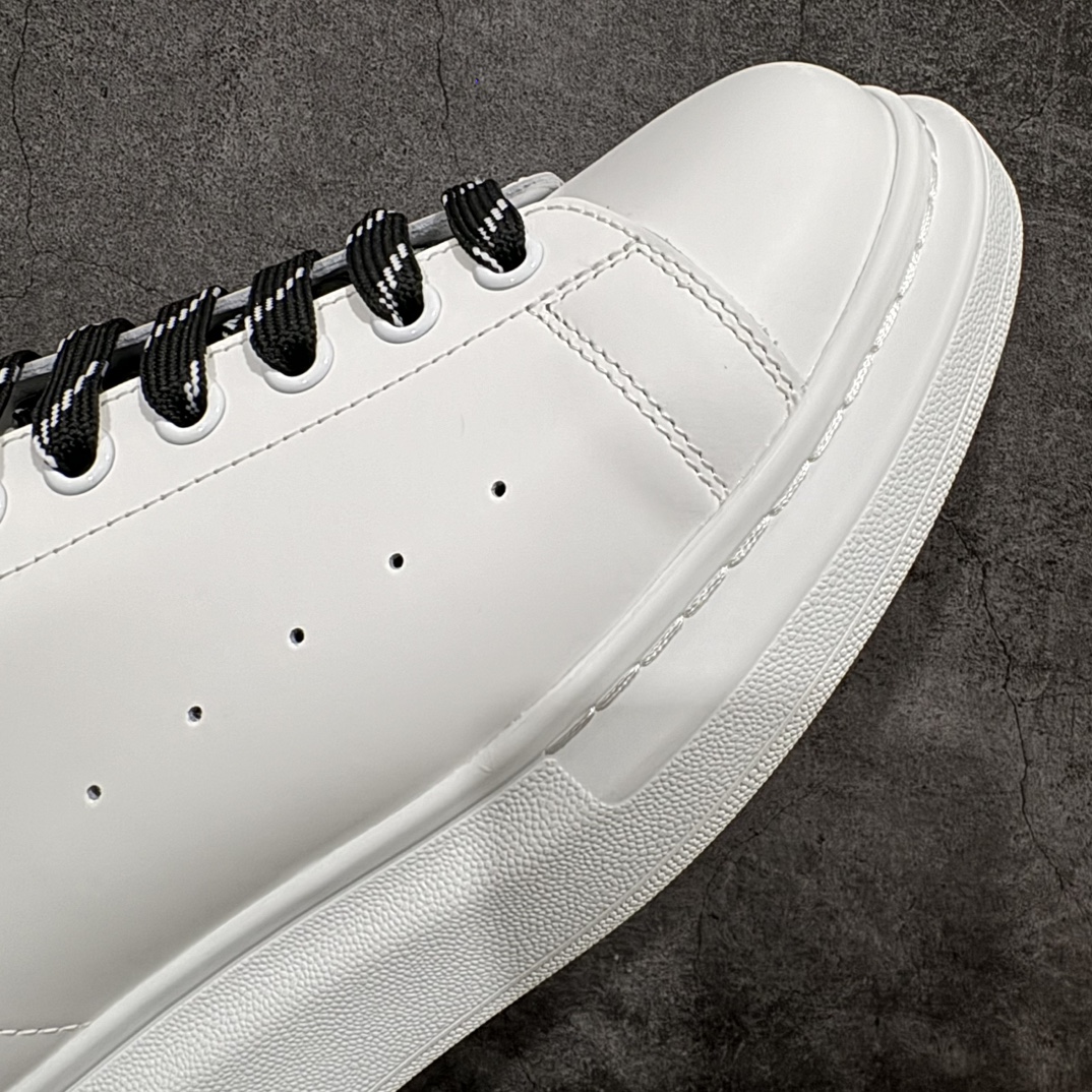 图片[6]-【顶级特价版】长期补货，亚历山大 Alexander McQueen 麦昆小白鞋 全套专柜包装物及配件(附送快递加固牛皮纸盒) 外盒标嵌入核心防伪芯片装置,秒杀市面文案版本 鞋底支持NFC原码独立扫描 采用丝绸硬质头层小牛皮鞋面材质 内外超软小羊皮贴脚透气及超软PU脚感乳胶物料鞋 外置原抽真空高密度增高底 白色光滑牛皮革系带运动鞋，圆头设计，鞋跟点缀黑色绒面革细节。搭配宽扁鞋带，鞋舌和后帮饰有 Alexander McQueen 品牌标志。阔型橡胶鞋底。运动鞋另配一副白色鞋带材料 100% 小牛皮 所有细节与原版一致 尺码：35 36 37 38 39 40 41 42 43 44 45-选品中心