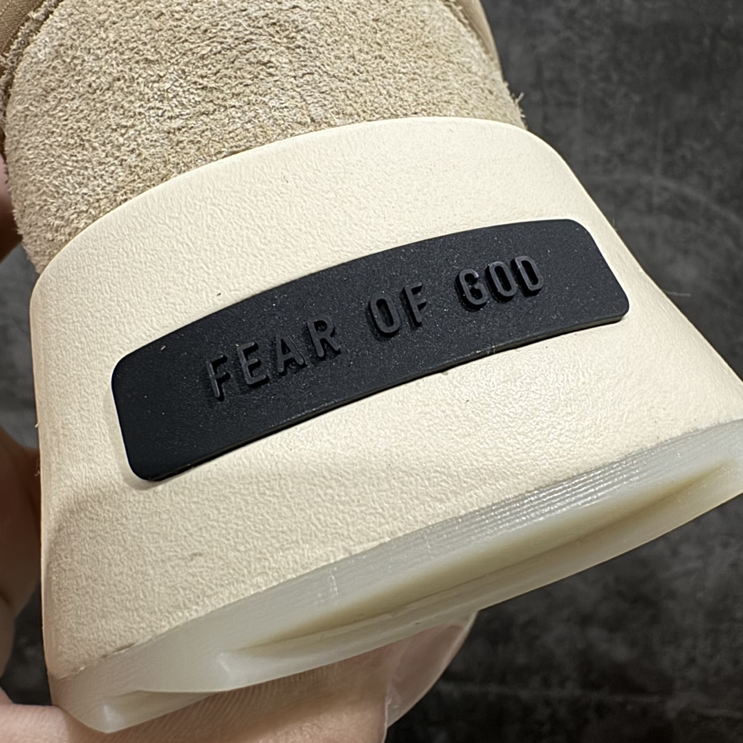 图片[2]-【LJ渠道版】Fear Of God x AD Athletics Runner Los Angeles 运动跑系列低帮增高系带百搭休闲运动慢跑鞋鞋 FOG联名 米白 IF4215n年度大戏 匠心打造 开发时长超过半年 目前可过各类鉴定或无法鉴定 裸鞋随便操作 独家私模百万磨具冲刀加持 广硕原厂全套原纸板楦头开发 原厂特供皮料加持 确保原汁原味 低调的一体式配色与高级材质承袭 FOG 一贯风格 鞋带处的锁定扣增加了穿脱便捷性 同时与后跟处的 Fear of God 铭牌一起增加了细节精致感 整体鞋靴造型似乎让人想起了兄弟品牌 Yeezy 的 RNR 系列鞋款 看来「老棉鞋」将在今年秋冬掀起一波全新攻势  尺码：36 36⅔ 37⅓ 38 38⅔ 39⅓ 40 40⅔ 41⅓ 42 42⅔ 43⅓ 44 45 编码：JJ300320-鞋库