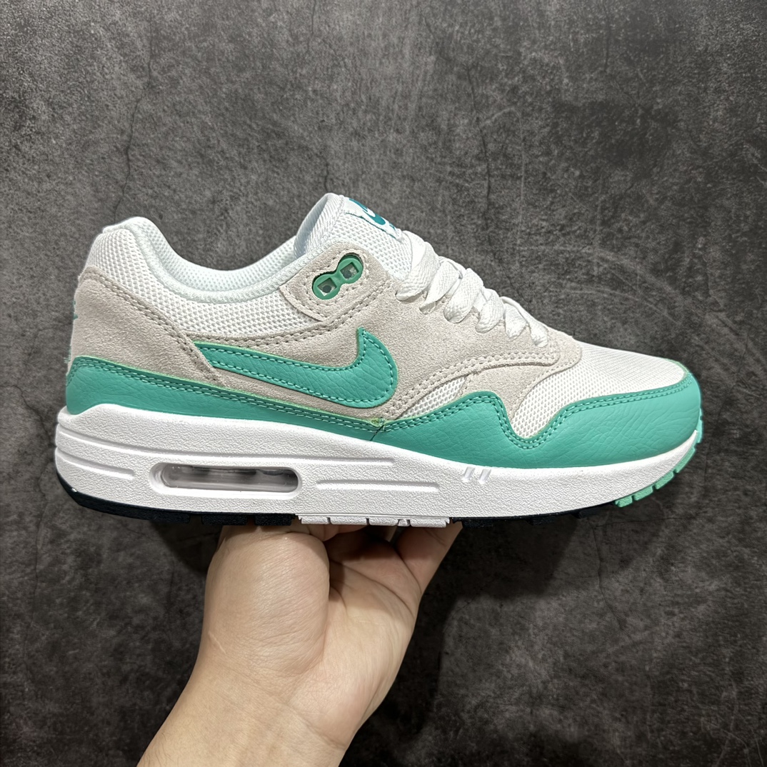 【公司级】NK Air Max 1初代复古气垫慢跑鞋白绿 DZ4549-001n由Tinker Hatfeld和Mark Parker在1987年设计 灵感来自于巴黎蓬皮杜中心 在参观了蓬皮杜中心之后提出了Air Max的标志性开窗可视气垫的理念 并将其实际开发成功 是NK史上第一双可视气垫跑鞋 凭借着Air Max气垫带来的舒适脚感和鞋面面料上的不断精进才使得Air Max 1在现如今都是复古慢跑鞋的首选 深厚的历史渊源 独特的流线形设计 极为复古的外观使得它深受鞋迷的喜爱SIZE：36 36.5 37.5 38 38.5 39 40 40.5 41 42 42.5 43 44 44.5 45 46 47.5 编码：LDS240260-鞋库