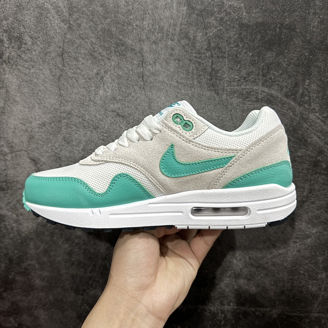 图片[2]-【公司级】NK Air Max 1初代复古气垫慢跑鞋白绿 DZ4549-001n由Tinker Hatfeld和Mark Parker在1987年设计 灵感来自于巴黎蓬皮杜中心 在参观了蓬皮杜中心之后提出了Air Max的标志性开窗可视气垫的理念 并将其实际开发成功 是NK史上第一双可视气垫跑鞋 凭借着Air Max气垫带来的舒适脚感和鞋面面料上的不断精进才使得Air Max 1在现如今都是复古慢跑鞋的首选 深厚的历史渊源 独特的流线形设计 极为复古的外观使得它深受鞋迷的喜爱SIZE：36 36.5 37.5 38 38.5 39 40 40.5 41 42 42.5 43 44 44.5 45 46 47.5 编码：LDS240260-鞋库