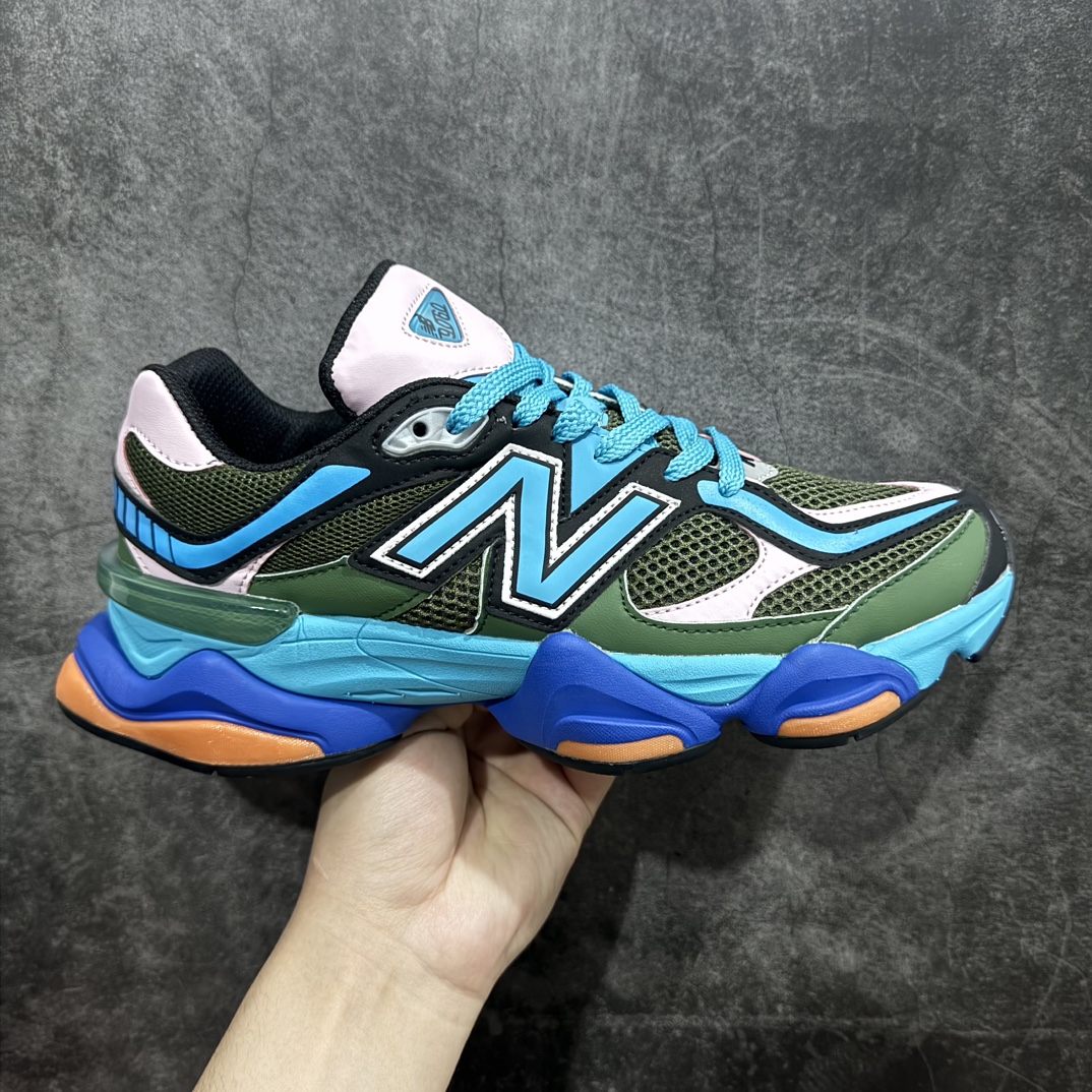 【公司级】 New Balance NB9060 联名款 复古休闲运动慢跑鞋 蓝绿粉 货号：U9060NBO 全套原楦原纸板原厂数据开发 进口三明治网面 原装进口翻毛皮料正确绒感卡色 正确中底拉帮中底网布细节 原厂标裁 带紫光防伪 定制后跟透明水晶模块 冲裁组合 大底贴合程度胶水上色把控完美 整洁度挑战全网艺术家 多道序QC把关品质完善 匠心打造 耗时两个月开发完成 工艺极其复杂难度可想而知 新开独立私模大底 全网唯一正确六层组合大底 高端零售专供产物Size：36 37 37.5 38 38.5 39 40 40.5 41 42 42.5 43 44 45  编码：LDS270290-鞋库