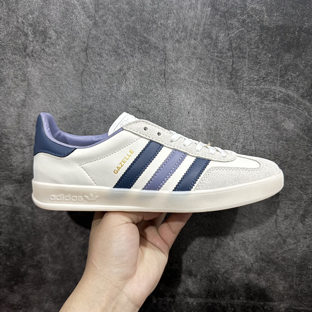 【正确版】AD Gazelle Indoor Trainers羚羊内训系列低帮复古百搭休闲运动德训风板鞋 IG1643n90年代经典的复刻版！自60年代以足球训练鞋面世以来,Gazelle就以其经典设计席卷全球。1991年版本的复刻,再造经典Gazelle。采用皮革打造,搭配浊色细节,让这款经典更加简约。 尺码：35.5 36 36⅔ 37⅓ 38 38⅔ 39⅓ 40 40⅔ 41⅓ 42 42⅔ 43⅓ 44 45 编码：YX240260-鞋库