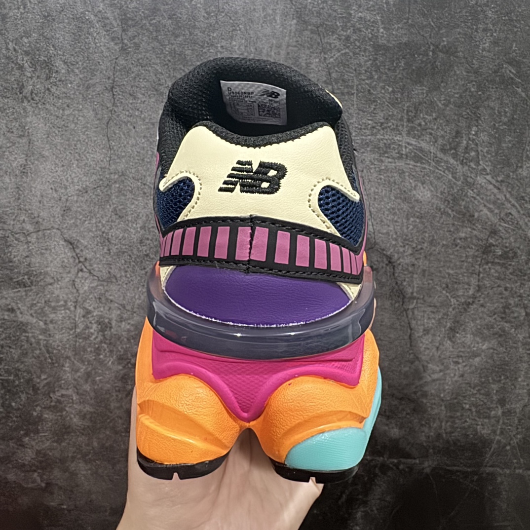 图片[4]-【公司级】 New Balance NB9060 联名款 复古休闲运动慢跑鞋 粉紫 货号：U9060NBP 全套原楦原纸板原厂数据开发 进口三明治网面 原装进口翻毛皮料正确绒感卡色 正确中底拉帮中底网布细节 原厂标裁 带紫光防伪 定制后跟透明水晶模块 冲裁组合 大底贴合程度胶水上色把控完美 整洁度挑战全网艺术家 多道序QC把关品质完善 匠心打造 耗时两个月开发完成 工艺极其复杂难度可想而知 新开独立私模大底 全网唯一正确六层组合大底 高端零售专供产物Size：36 37 37.5 38 38.5 39 40 40.5 41 42 42.5 43 44 45  编码：LDS270290-鞋库