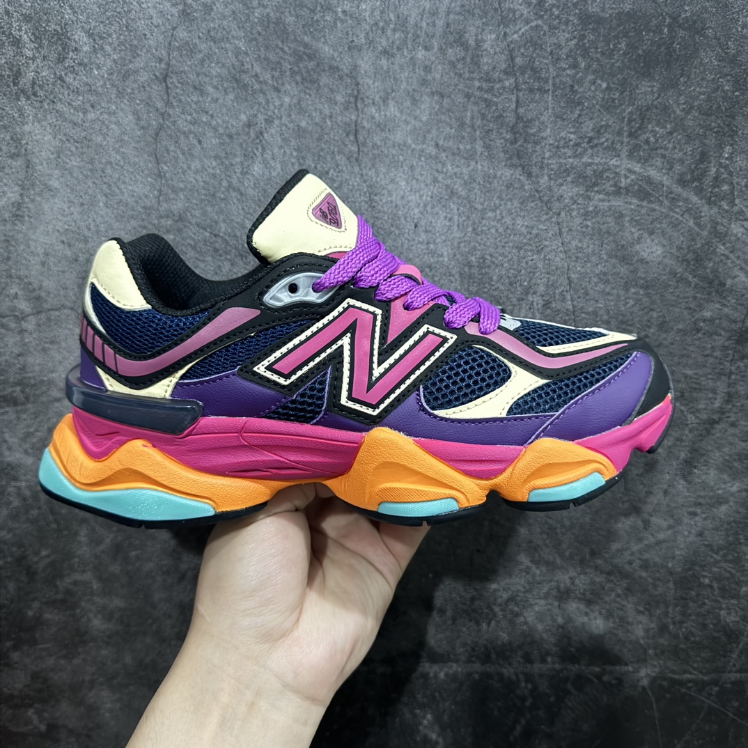 【公司级】 New Balance NB9060 联名款 复古休闲运动慢跑鞋 粉紫 货号：U9060NBP 全套原楦原纸板原厂数据开发 进口三明治网面 原装进口翻毛皮料正确绒感卡色 正确中底拉帮中底网布细节 原厂标裁 带紫光防伪 定制后跟透明水晶模块 冲裁组合 大底贴合程度胶水上色把控完美 整洁度挑战全网艺术家 多道序QC把关品质完善 匠心打造 耗时两个月开发完成 工艺极其复杂难度可想而知 新开独立私模大底 全网唯一正确六层组合大底 高端零售专供产物Size：36 37 37.5 38 38.5 39 40 40.5 41 42 42.5 43 44 45  编码：LDS270290-鞋库