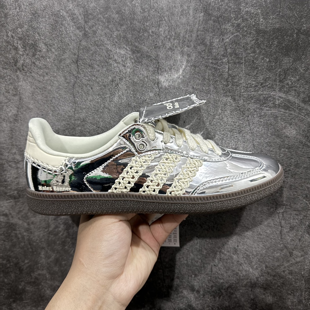 【纯原神版】Wales Bonner x AD Originals Samba Classic\”Silver Metallic\”桑巴舞系列绅士德训足球风百搭低帮休闲运动板鞋“镜面银米白焦糖底”IG8181n市场正确版本正确鞋带扣（上面小扣下面大扣） 正确内里丝绸布料n正确大底卡色乌黑色区别市场大底错色正确鞋带 区别市场通用鞋带n正确中底及鞋垫 抽屉原盒配件齐全n目前细节做的最好的 欢迎对比市场各版本nn伦敦时装品牌 Wales Bonner 携手Originals 打造 2022 最新春夏联名系列。 尺码：35.5-45 编码：DZ230250-鞋库