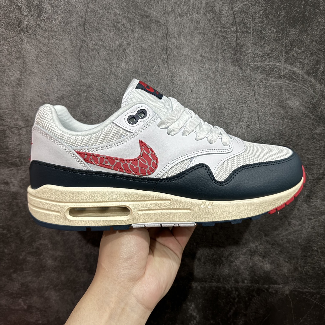 【公司级】NK Air Max 1初代复古气垫慢跑鞋 DH1348-148n由Tinker Hatfeld和Mark Parker在1987年设计 灵感来自于巴黎蓬皮杜中心 在参观了蓬皮杜中心之后提出了Air Max的标志性开窗可视气垫的理念 并将其实际开发成功 是NK史上第一双可视气垫跑鞋 凭借着Air Max气垫带来的舒适脚感和鞋面面料上的不断精进才使得Air Max 1在现如今都是复古慢跑鞋的首选 深厚的历史渊源 独特的流线形设计 极为复古的外观使得它深受鞋迷的喜爱SIZE：36 36.5 37.5 38 38.5 39 40 40.5 41 42 42.5 43 44 44.5 45 46 47.5 编码：LDS240260-莆田鞋批发中心