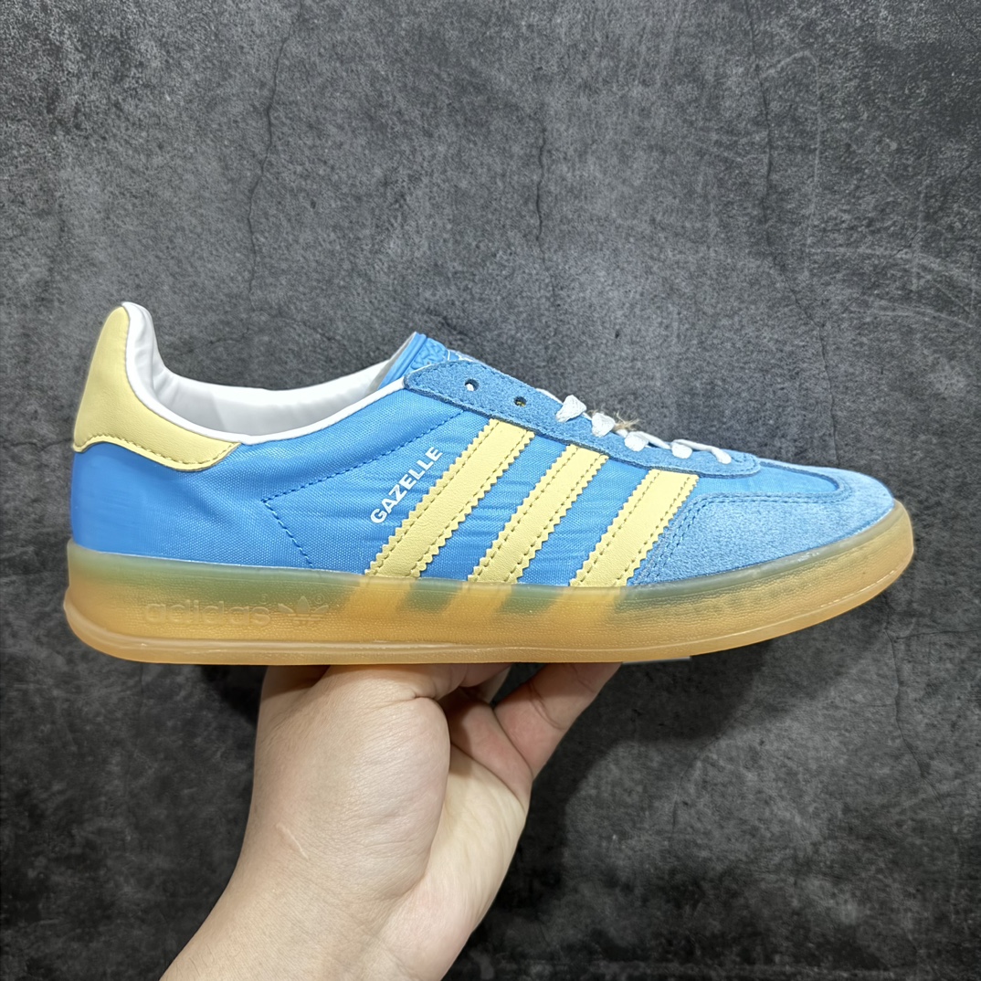 【纯原神版】AD Gazelle Indoor Trainers 羚羊内训系列低帮复古百搭休闲运动德训风板鞋 IE2960n90年代经典的复刻版！自60年代以足球训练鞋面世以来,Gazelle就以其经典设计席卷全球。1991年版本的复刻,再造经典Gazelle。采用皮革打造,搭配浊色细节,让这款经典更加简约。 尺码：35.5 36 36⅔ 37⅓ 38 38⅔ 39⅓ 40 40⅔ 41⅓ 42 42⅔ 43⅓ 44 45 编码：DZ230250-莆田鞋批发中心