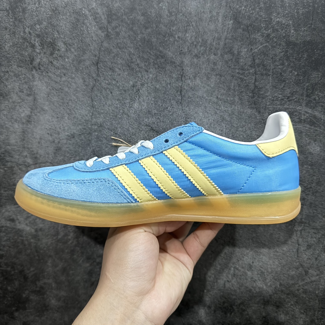 图片[2]-【纯原神版】AD Gazelle Indoor Trainers 羚羊内训系列低帮复古百搭休闲运动德训风板鞋 IE2960n90年代经典的复刻版！自60年代以足球训练鞋面世以来,Gazelle就以其经典设计席卷全球。1991年版本的复刻,再造经典Gazelle。采用皮革打造,搭配浊色细节,让这款经典更加简约。 尺码：35.5 36 36⅔ 37⅓ 38 38⅔ 39⅓ 40 40⅔ 41⅓ 42 42⅔ 43⅓ 44 45 编码：DZ230250-莆田鞋批发中心