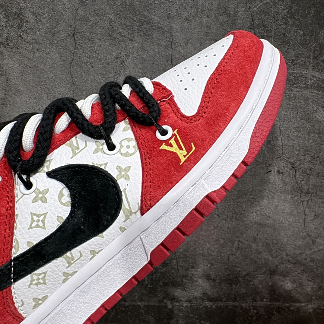 图片[6]-【定制版】Nike SB Dunk Low x Louis Vuitton 白红印花n纯原大厂出品 极力推荐👏n原装头层材料 独家版型蒸餾加工n帶來的是更好的视觉和脚感体验n大厂纯原品质出货 清洁度 电绣工艺皮料切割干净无任何毛边 细节完美 官方货号：SJ2068 232 尺码：36 36.5 37.5 38 38.5 39 40 40.5 41 42 42.5 43 44 44.5 45 编码：HXS340360-鞋库