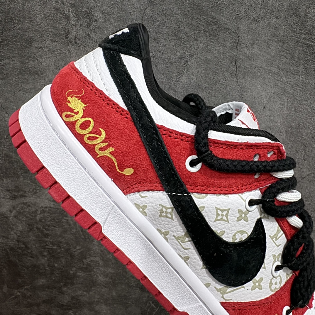 图片[7]-【定制版】Nike SB Dunk Low x Louis Vuitton 白红印花n纯原大厂出品 极力推荐👏n原装头层材料 独家版型蒸餾加工n帶來的是更好的视觉和脚感体验n大厂纯原品质出货 清洁度 电绣工艺皮料切割干净无任何毛边 细节完美 官方货号：SJ2068 232 尺码：36 36.5 37.5 38 38.5 39 40 40.5 41 42 42.5 43 44 44.5 45 编码：HXS340360-鞋库