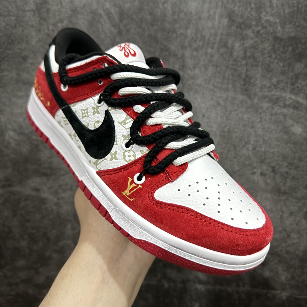 图片[3]-【定制版】Nike SB Dunk Low x Louis Vuitton 白红印花n纯原大厂出品 极力推荐👏n原装头层材料 独家版型蒸餾加工n帶來的是更好的视觉和脚感体验n大厂纯原品质出货 清洁度 电绣工艺皮料切割干净无任何毛边 细节完美 官方货号：SJ2068 232 尺码：36 36.5 37.5 38 38.5 39 40 40.5 41 42 42.5 43 44 44.5 45 编码：HXS340360-鞋库